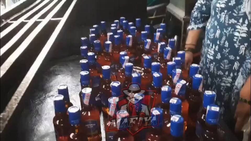 🚨चौदह बीघा में अवैध शराब के खिलाफ महिलाओं की कार्रवाई, बड़ी मात्रा में शराब बरामद
ऋषिकेश। चौदह बीघा क्षेत्र के वार्ड नंबर 6 में अवैध शराब की बिक्री की शिकायत पर महिलाओं ने कार्रवाई करते हुए शराब का जखीरा बरामद किया। बताया जा रहा है कि क्षेत्र में लंबे समय से अवैध शराब की बिक्री की शिकायतें सामने आ रही थीं।
महिलाओं के एक समूह ने मौके पर पहुंचकर जांच की, जहां बड़ी मात्रा में शराब बरामद होने की बात सामने आई। मामले की सूचना संबंधित अधिकारियों को दे दी गई है। अब यह जांच का विषय है कि शराब कहां से लाई गई थी और इसके पीछे कौन लोग शामिल हैं।
VC: social media