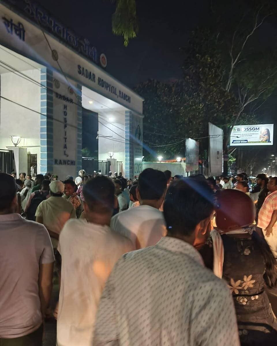 मेन रोड में बवाल के बाद सदर अस्पताल में भी हंगामा, पुलिस ने छात्रों को खदेड़ा
रांची में जेपीएससी-जेएसएससी भर्ती परीक्षा विवाद को लेकर शुक्रवार शाम छात्रों के प्रदर्शन के दौरान जमकर हंगामा हुआ। जेपीएससी-जेएसएससी रिफॉर्म मंच के विद्यार्थी अल्बर्ट एक्का चौक पर पुतला दहन करने जा रहे थे। इसी दौरान कुछ लोगों ने छात्रों से पुतला छीन लिया, जिसके बाद दोनों पक्षों में मारपीट शुरू हो गई।
पुलिस ने मौके पर पहुंचकर स्थिति को संभाला और छात्रों को आगे बढ़ने से रोक दिया। इसके बाद छात्र शहीद चौक होते हुए कचहरी चौक पहुंचे, जहां उन्होंने दूसरा पुतला जलाकर नारेबाजी की।
बाद में छात्र इलाज कराने की बात कहते हुए सदर अस्पताल पहुंचे। छात्रों की संख्या अधिक होने के कारण अस्पताल प्रबंधन ने मुख्य गेट बंद कर दिया। इससे छात्र गेट पर ही धरने पर बैठ गए। मरीजों और एंबुलेंस के रास्ते में परेशानी को देखते हुए पुलिस ने छात्रों से हटने की अपील की।
इसी दौरान पुलिस और छात्रों के बीच फिर धक्का-मुक्की हुई। पुलिस के अनुसार, इस दौरान कुछ पुलिसकर्मियों को चोटें आईं और एक थानेदार की वर्दी भी फट गई। वहीं छात्रों का आरोप है कि चोट लगने के बाद जब वे इलाज के लिए अस्पताल पहुंचे, तो पुलिस ने उन्हें वहां से खदेड़ते हुए लाठीचार्ज किया।
बाद में कोतवाली एएसपी निखिल राय और सिटी डीएसपी केवी रमण ने अस्पताल परिसर में पहुंचकर स्थिति का जायजा लिया और प्रदर्शनकारियों को बाहर निकाला। घटना के बाद छात्रों और पुलिस के बीच तनाव का माहौल बना रहा।
#Ranchi #RanchiNews #JPSC #JSSC #JPSCJSSC #StudentProtest #JharkhandNews #Jharkhand #StudentVoice #RecruitmentExam #RanchiProtest #JSSCExam #JPSCExam #LatestNews #BreakingNews
