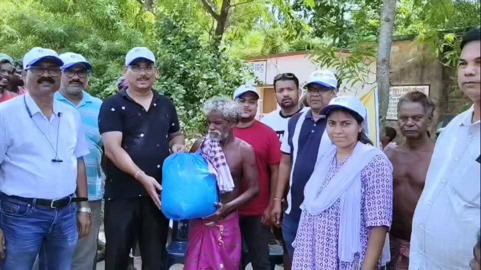 #LIC_India_ବାଲେଶ୍ଵର_ଶାଖା_ପକ୍ଷରୁ_ବନ୍ୟା_ବିପନ୍ନଙ୍କୁ_ଶୁଖିଲା_ଖାଦ୍ୟ_ବଣ୍ଟନ ।।।
ବାଲେଶ୍ଵର ଜିଲ୍ଲା ବସ୍ତା ବ୍ଲକ ବାସୁଚକୁରାଇ ପଞ୍ଚାୟତ ର ଆଦିବାସୀ ସାହି ଓ ଇଡଦା ପଞ୍ଚାୟତ ର କାଳୁଖା ଗ୍ରାମରେ ଏଲ ଆଇ ସି ଇଣ୍ଡିଆ ବାଲେଶ୍ଵର ଶାଖା ପକ୍ଷରୁ ୧୨ଦିନ ଧରି ଜଳକା ନଦୀ ବନ୍ୟା ଘେରରେ ରହିଥିବା ପରିବାର କୁ ଶୁଖିଲା ଖାଦ୍ୟ ବଣ୍ଟନ କରି ଦୁଃଖ ର ସାଥି ହୋଇଥିବା ଦେଖିବାକୁ ମିଳିଛି ।
କାର୍ଯ୍ୟକ୍ରମ ରେ ଶାଖା ର ସମସ୍ତ କର୍ମଚାରି ଉପସ୍ଥିତ ରହି ଏହି ବଣ୍ଟନ କରିଥିଲେ ।
#flooding #riverside #BASTA #balasore #distribution #LICIndia
Mahima TV Ajit Kumar Sahoo Journalist Rajesh Giri Rajkishore Behera Manas Ranjan Behera