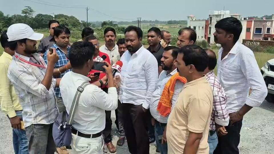 राँची। भाजपा के युवा नेता एवं मांडर विधानसभा के पूर्व प्रत्याशी श्री सनी टोप्पो जी को देर रात रांची पुलिस एवं प्रशासन के द्वारा छात्र आंदोलन में समर्थन करने के आरोप में घर से रात्रि 1 बजे डिटेन किया गया था। अभी छोड़ा गया।