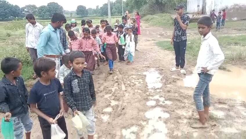 #चित्रकूट
ब्लाक पहाड़ी अंतर्गत ग्राम पंचायत भटरी के मजरा नंदूपूर्व में खराब और खस्ताहाल सड़क से ग्रामीण परेशान , छात्रों को होती है परेशानी
ग्रामीणों ने जिलाधिकारी से लगाई मदद की गुहार