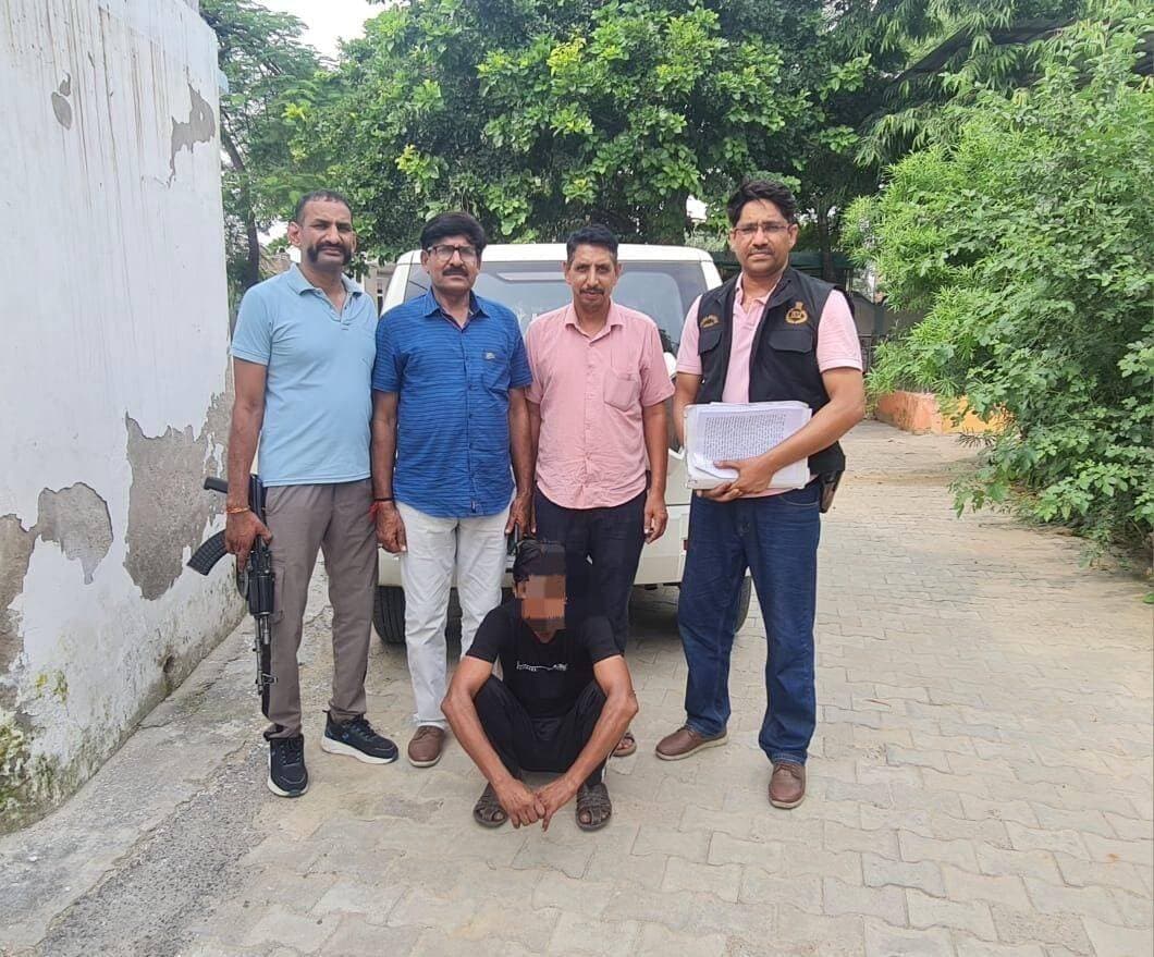 सीआईए कोसली को मिली बड़ी सफलता: कोसली के सेंट्रल बैंक ऑफ इंडिया में चोरी के मामले में एक 5 हजार रुपये का इनामी आरोपी कफिल गिरफ्तार।
रेवाड़ी समाचार पंकज कुमार ।।
पुलिस अधीक्षक रेवाड़ी श्री हेमेंद्र कुमार मीणा, आईपीएस के कुशल नेतृत्व एवं मार्गदर्शन में जिला पुलिस द्वारा अपराधियों और संगठित गिरोहों के खिलाफ लगातार सख्त कार्रवाई की जा रही है। इसी कड़ी में सीआईए कोसली प्रभारी पीएसआई नितीश कुमार की टीम ने बड़ी सफलता हासिल करते हुए गत वर्ष सेंट्रल बैंक ऑफ इंडिया (कोसली शाखा) में हुई चोरी की वारदात में शामिल एक 5 हजार रुपये के इनामी आरोपी को गिरफ्तार में सफलता हासिल की है। गिरफ्तार किए गए आरोपी की पहचान कफिल (निवासी: गांव नंगला शीशगर, जिला हाथरस, उत्तर प्रदेश) के रूप में हुई है।
घटना का विवरण
जांचकर्ता ने बताया की गत वर्ष 29 दिसंबर को कोसली स्थित सेंट्रल बैंक ऑफ इंडिया के शाखा प्रबंधक सीताराम मीना ने पुलिस को सूचना दी थी कि 28 दिसंबर की रात बैंक परिसर के बगल की खिड़की तोड़कर अज्ञात चोरों ने प्रवेश किया। सूचना मिलते ही पुलिस टीम ने बैंक के वरिष्ठ अधिकारियों की मौजूदगी में निरीक्षण किया। जांच में सामने आया कि चोरों ने बैंक के स्ट्रांग रूम और गन बॉक्स को गैस कटर से काटने का प्रयास किया था। हालांकि स्ट्रांग रूम का लॉक क्षतिग्रस्त होने के बावजूद उसमें रखी संपत्ति सुरक्षित रही। शातिर चोर बैंक परिसर से 3 लेजर प्रिंटर,4 बड़ी बैटरी व1 सीसीटीवी डीवीआर चोरी करके फरार हो गए थे। शिकायत के आधार पर थाना कोसली में संबंधित धाराओं के तहत मामला दर्ज कर जांच सीआईए कोसली को सौंपी गई थी।
मामले में अब तक की कार्रवाई
सीआईए कोसली की टीम इस मामले में पूर्व में ही गिरोह के 6 अन्य मुख्य सदस्यों यूपी के जिला ऐटा के गांव बरीगमा निवासी सन्नी कुमार उर्फ सन्नी, यूपी के जिला हाथरस के गांव शहबाजपुर निवासी जितेंद्र उर्फ मोनू, यूपी के जिला हाथरस के गांव शिकंदरा राव निवासी युसूफ, यूपी के जिला हाथरस के हसायन निवासी राज रोशन उर्फ कृष्णा, सोनू व बालकिशन को पहले ही गिरफ्तार कर जेल भेज चुकी है।
गहन पूछताछ व रिमांड
प्रारंभिक जांच में खुलासा हुआ है कि यह गिरोह उत्तर प्रदेश और आसपास के जिलों में चोरी व सेंधमारी की दर्जनों वारदातों को अंजाम दे चुका है। वारदात से दो दिन पहले आरोपियों ने बैंक परिसर की बाकायदा रेकी की थी।
सीआईए कोसली ने वीरवार को मामले में संलिप्त एक 5 हजार के इनामी आरोपी कफिल को काबू किया। पुलिस ने आरोपी को अदालत में पेश कर 2 दिन के पुलिस रिमांड पर लिया है। रिमांड के दौरान चोरी किए गए सामान की बरामदगी और गिरोह के अन्य नेटवर्क के बारे में गहनता से पूछताछ की जाएगी। पुलिस द्वारा इस मामले से जुड़े अन्य सह-आरोपियों को भी जल्द गिरफ्तार कर लिया जाएगा।