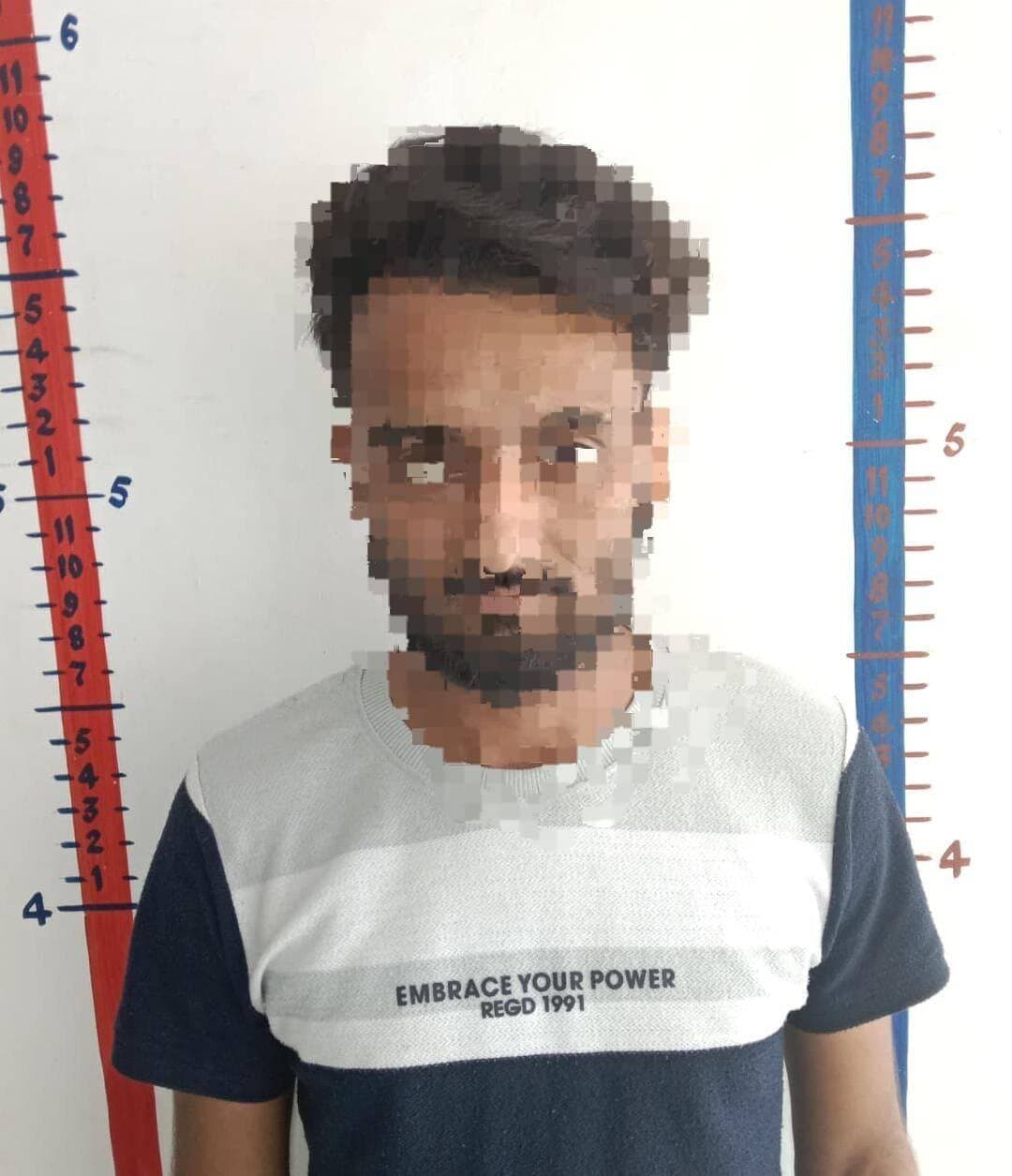 अवैध शराब तस्करी के मामले में एक और आरोपी गिरफ्तार
रेवाड़ी समाचार पंकज कुमार।
थाना सदर रेवाड़ी पुलिस ने अवैध शराब तस्करी के मामले में एक और आरोपी को गिरफ्तार किया है। गिरफ्तार किए गए आरोपी की पहचान गांव चिल्हड निवासी कपिल के रूप में हुई है। पुलिस इस मामले में एक आरोपी को पहले ही गिरफ्तार कर चुकी है।
जांचकर्ता ने बताया कि गत 20 जुलाई को पुलिस ने पटौदी रोड डबल फाटक के नजदीक नाकाबंदी करके एक टाटा कैरी गाड़ी को चैक किया तो उसमें कुल 150 पेटी (अंग्रेजी, देशी व बीयर) अवैध शराब बरामद हुई: जिनमे 90 पेटी अवैध देशी शराब, 25 पेटी अंग्रेजी शराब व 35 पेटी बीयर बरामद हुई। पुलिस द्वारा टाटा कैरी चालक विकास उर्फ तर्रे निवासी गांव चिल्हड से शराब का परमिट व लाइसेंस मांगा, तो वह कोई भी कागजात पेश नहीं कर पाया। पूछताछ में चालक ने बताया कि यह शराब गांव चिल्हड निवासी कपिल के कहने पर वह राजस्थान ले जा रहा था। जिस पर पुलिस ने टाटा कैरी को शराब सहित कब्जे में लेकर थाना सदर रेवाड़ी में एक्साइज एक्ट के तहत मामला दर्ज करके मामले में संलिप्त आरोपी विकास उर्फ तर्रे को पहले ही गिरफ्तार कर लिया था। जो इस मामले में पुलिस ने वीरवार को मामले में संलिप्त एक और आरोपी गांव चिल्हड निवासी कपिल को भी गिरफ्तार कर लिया है।
"अवैध शराब तस्करी के खिलाफ रेवाड़ी पुलिस की यह जीरो टॉलरेंस नीति लगातार जारी रहेगी। क्षेत्र में किसी भी प्रकार के अवैध कारोबार को पनपने नहीं दिया जाएगा।"
.....................................................