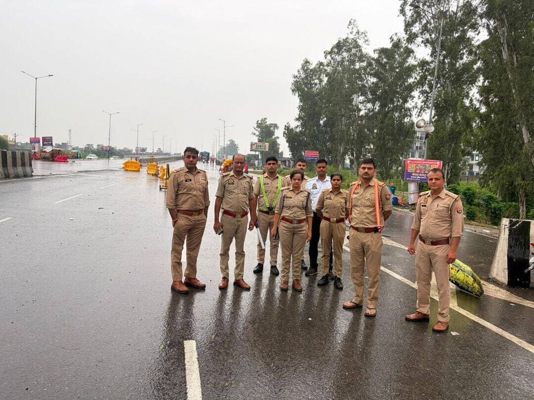 अमरोहा में तैनात सीओ अंजली कटारिया सावन कांवड़ यात्रा के दौरान अपनी जिम्मेदारी पूरी निष्ठा से निभा रही हैं। भीषण गर्मी हो या लगातार बारिश, दिन हो या रात—एक महिला पुलिस अधिकारी होने के बावजूद वह अपनी टीम के साथ नेशनल हाईवे पर मुस्तैद रहकर शिवभक्तों की सुरक्षित और सुगम यात्रा सुनिश्चित करने में जुटी हैं।
उनकी मेहनत, समर्पण और फील्ड पर लगातार मौजूदगी पुलिस सेवा के प्रति उनकी जिम्मेदारी और कर्तव्यनिष्ठा को दर्शाती है। ऐसे पुलिस अधिकारियों का हौसला बढ़ाना और उनके कार्यों की सराहना करना जरूरी है।