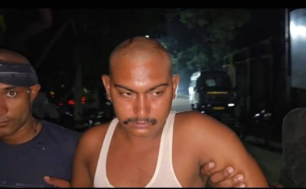 गुरपा थाना क्षेत्र के बाजार से कल एक व्यक्ति का अगवा किया गया था। अगवा व्यक्ति नंदलाल भुतकुआ गांव का रहने वाला है। नंदलाल ने डायल 112 की पुलिस को फोन किया। जिस घर में नंदलाल को रखा गया था, वह घर गुरपा थाना क्षेत्र के मोरवे गांव में था। डायल 112 की पुलिस ने गुरपा थाना क्षेत्र के मोरवे गांव के एक घर से नंदलाल को बरामद कर थाने लाया। नंदलाल ने गुरपा थाना में लिखित आवेदन दिया। इसके बाद नंदलाल का इलाज फतेहपुर सामुदायिक स्वास्थ्य केंद्र में भर्ती कराया गया।
कुछ पत्रकार बंधुओं द्वारा प्रकाशित खबर पढ़ने के बाद मैंने मामले की पड़ताल शुरू की। खबर में फतेहपुर थाना क्षेत्र के मोरहे गांव का जिक्र किया गया था। हमने सबसे पहले मोरहे गांव के कुछ लोगों से संपर्क किया और यह जानने की कोशिश की कि नंदलाल को मोरहे गांव में किसके घर से बरामद किया गया और वह वहां कैसे पहुंचा।
मोरहे गांव के लोगों ने बताया कि उनके गांव में ऐसी कोई घटना हुई ही नहीं है। इसके बाद हमारी पड़ताल फतेहपुर थाना तक पहुंची। हमारी बात डायल 112 की पुलिस से हुई। पुलिसकर्मियों ने स्पष्ट रूप से बताया कि उन्होंने मोरहे गांव से किसी व्यक्ति को बरामद नहीं किया है और न ही उन्हें इस मामले की कोई जानकारी है।
यह बात सुनकर हम भी हैरान रह गए, क्योंकि प्रकाशित खबर में साफ लिखा गया था कि डायल 112 की पुलिस ने मोरहे गांव से नंदलाल को बरामद किया है।
इसके बाद हमारी पड़ताल गुरपा थाना की ओर बढ़ी। गुरपा बाजार के कुछ लोगों से हमारी मुलाकात हुई। उन्होंने बताया कि जिस व्यक्ति का अपहरण किया गया था और जिस व्यक्ति पर अपहरण करने का आरोप है, दोनों के बीच पारिवारिक रिश्ता है। यह जानकारी सामने आने के बाद हमने मामले की और गहराई से पड़ताल शुरू की।
जिस घर से नंदलाल को बरामद किया गया, उस घर के व्यक्ति का नाम रामाशीष कुमार है। बताया गया कि रामाशीष कुमार के मामा-ससुर लगते हैं नंदलाल यादव। कुछ दिन पहले रामाशीष के साथ नंदलाल यादव द्वारा मारपीट किए जाने की बात भी सामने आई। इसी विवाद को लेकर रामाशीष द्वारा नंदलाल को अगवा किए जाने की बात बताई गई।
इसके बाद हमारी मुलाकात गुरपा थानाध्यक्ष शिवनंदन कुमार से हुई। उन्होंने बताया कि गुरपा बाजार से नंदलाल यादव को अगवा कर मोरवे गांव में रखा गया था। बाद में डायल 112 की पुलिस नंदलाल को मोरवे गांव से बरामद कर थाने लेकर आई थी।
इसके बाद हमने उन डायल 112 के पुलिसकर्मियों से भी बात की, जिन्होंने नंदलाल को बरामद किया था। उन्होंने भी बताया कि नंदलाल को मोरवे गांव से ही बरामद किया गया था।
हमारी पड़ताल में यह बात स्पष्ट हुई कि घटना में मोरहे गांव का कोई संबंध नहीं था। इसके बावजूद खबर में मोरहे गांव का नाम कैसे जुड़ गया,यह भी सामने आया।
जानकारी के अनुसार,फतेहपुर के कुछ पत्रकार बंधुओं को एक अन्य पत्रकार द्वारा घटना और गांव का नाम लिखकर खबर भेजी गई थी। उसी जानकारी के आधार पर कुछ पत्रकार बंधुओं ने खबर प्रकाशित कर दी। न तो खबर की स्वतंत्र रूप से जांच की गई, न थानाध्यक्ष से बात की गई और न ही डायल 112 की पुलिस से मामले की पुष्टि की गई। इसी वजह से खबर में गांव का नाम गलत प्रकाशित कर दिया गया।
मेरा सिर्फ इतना आग्रह है कि प्रकाशित खबर में मोरहे गांव का जो नाम गलत तरीके से लिखा गया है, उसका खंडन करते हुए उसे हटा दिया जाए, ताकि निर्दोष गांव का नाम इस मामले से न जुड़े।
साथ ही, मैं सभी पत्रकार बंधुओं से आग्रह करता हूं कि कोई भी खबर प्रकाशित या प्रसारित करने से पहले उसकी स्वतंत्र रूप से जांच जरूर करें। किसी व्यक्ति द्वारा भेजी गई खबर पर पूरी तरह निर्भर न रहें। खबर की पुष्टि संबंधित थाना, पुलिस अधिकारी या घटना से जुड़े लोगों से जरूर करें, ताकि किसी निर्दोष व्यक्ति या गांव का नाम गलत खबर में न आए और पत्रकारिता की विश्वसनीयता बनी रहे।