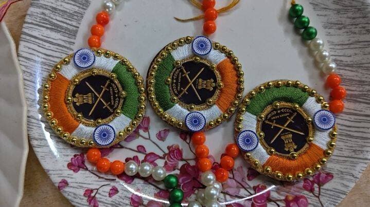 पटवा टोली की छात्राओं ने पीएम मोदी और जवानों के लिए बनाई खास राखियां....see more