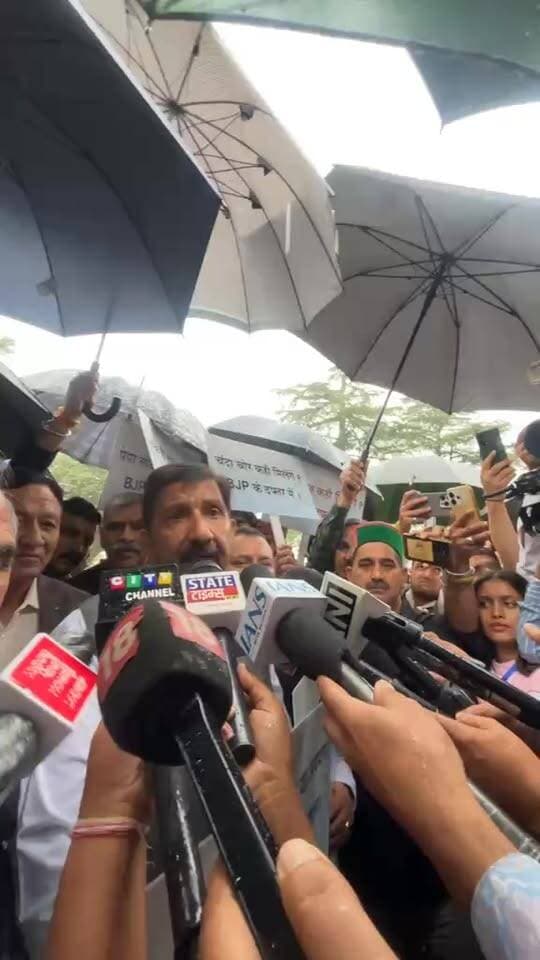 सदन से पहले संग्राम: कांग्रेस की जोरदार नारेबाजी, कांग्रेस बोली- 'सत्र न चलने देने का बहाना'