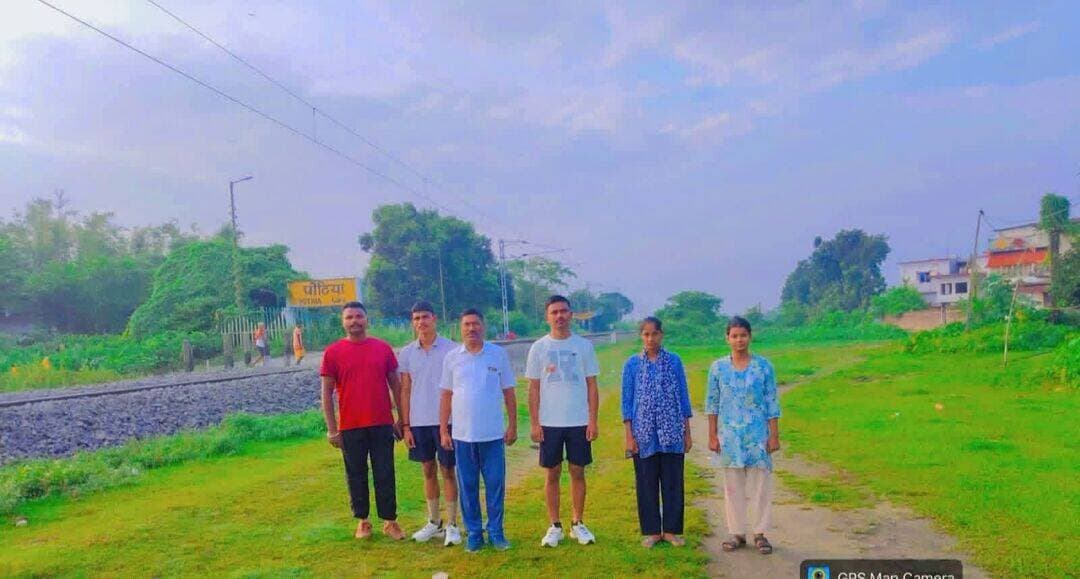 आज दिनांक-22.08.2026 को पुलिस अधीक्षक महोदय, किशनगंज के निर्देशानुसार किशनगंज जिला के सभी थाना क्षेत्रों में पुलिस पदाधिकारियों एवं कर्मियों द्वारा विशेष मॉर्निंग गश्ती अभियान चलाया जा रहा है। इस अभियान का उद्देश्य प्रातःकालीन समय में सुरक्षा व्यवस्था को सुदृढ़ बनाए रखना, असामाजिक तत्वों पर निगरानी रखना तथा आमजनों में सुरक्षा की भावना को और मजबूत करना है। पुलिस टीमों द्वारा अपने-अपने थाना क्षेत्रों में सतत भ्रमण एवं निगरानी सुनिश्चित की जा रही है।