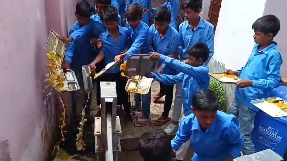 मिड-डे मील में मिला कीड़ा, बच्चों की सेहत पर सवाल! वीडियो वायरल..See more
बिहार के अरवल में सरकारी स्कूलों में बच्चों को परोसे जाने वाले मिड-डे मील की गुणवत्ता को लेकर गंभीर सवाल। अभिभावकों में बच्चों की सेहत को लेकर चिंता बढ़ गई है। आखिर बच्चों के भोजन में ऐसी लापरवाही कब तक? #Bihar