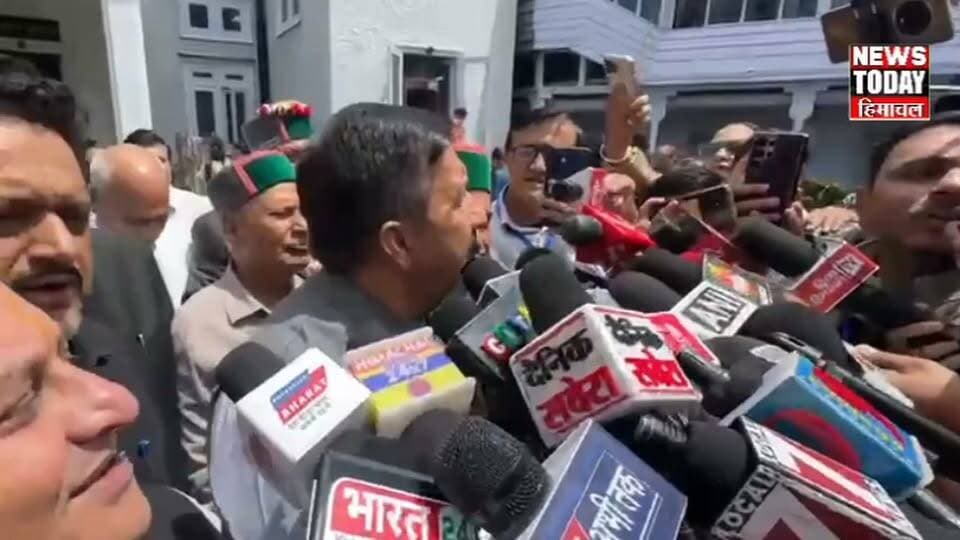 राष्ट्रीय गान की गरिमा पर सियासी घमासान, अग्निहोत्री ने भाजपा पर साधा निशाना
शिमला। हिमाचल प्रदेश विधानसभा में राष्ट्रीय गीत और राष्ट्रगान को लेकर सामने आए विवाद ने प्रदेश की सियासत को गरमा दिया है। उपमुख्यमंत्री मुकेश अग्निहोत्री ने इस मुद्दे को लेकर भाजपा पर निशाना साधते हुए कहा कि राष्ट्रीय गान और राष्ट्रीय गीत देश की आन-बान और शान के प्रतीक हैं, इन्हें राजनीति का विषय नहीं बनाया जाना चाहिए। हालिया घटनाक्रम में विधानसभा में दोनों के गायन को लेकर चर्चा सामने आई है।
अग्निहोत्री ने भाजपा पर पलटवार करते हुए कहा कि विपक्ष को हर मुद्दे में राजनीति तलाशने के बजाय प्रदेश और देशहित के मुद्दों पर सकारात्मक भूमिका निभानी चाहिए। उन्होंने कहा कि राष्ट्र और संविधान से जुड़े प्रतीकों का सम्मान सभी राजनीतिक दलों की सामूहिक जिम्मेदारी है।
वहीं, भाजपा की ओर से भी इस मुद्दे को लेकर कांग्रेस सरकार पर सवाल उठाए जा रहे हैं। ऐसे में राष्ट्रीय गान और राष्ट्रीय गीत का मुद्दा अब राजनीतिक बहस के केंद्र में आ गया है।
उपमुख्यमंत्री के बयान के बाद प्रदेश की राजनीति में एक बार फिर कांग्रेस और भाजपा के बीच जुबानी जंग तेज होने के आसार हैं। आने वाले दिनों में यह मुद्दा विधानसभा के भीतर और बाहर और अधिक गरमाने की संभावना है।
न्यूज टुडे हिमाचल ब्यूरो शिमला