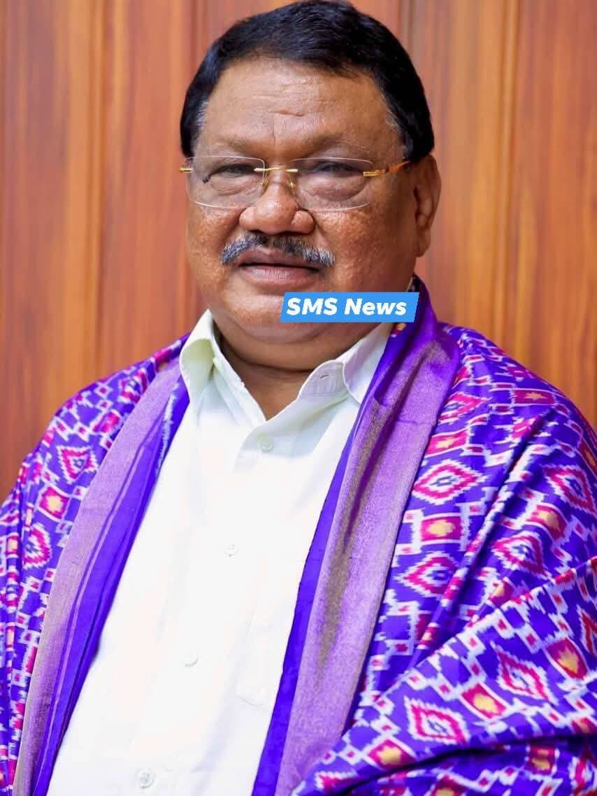 SMS News Bureau Rourkela
କେନ୍ଦ୍ରମନ୍ତ୍ରୀ ଜୁଏଲ ଓରାମ ଙ୍କ ସ୍ପଷ୍ଟ ଓ କଡ଼ା ସୂଚନା
ସମସ୍ତଙ୍କ ପାଇଁ ତଥ୍ୟ ସ୍ପଷ୍ଟ କରିଦେବାକୁ ଚାହୁଁଛି—ଖୁସବୁ ଯାଦବ ମୋର District Representative। ସେ ମୋର APS କିମ୍ବା ମୋର କୌଣସି Staff ନୁହନ୍ତି। ସେ ଦୀର୍ଘଦିନ ଧରି ମୋ ସହିତ କାର୍ଯ୍ୟ କରି ଆସୁଛନ୍ତି ଏବଂ ମୋର ସାର୍ବଜନୀନ ଓ ନିର୍ବାଚନମଣ୍ଡଳୀ ସମ୍ବନ୍ଧୀୟ କାର୍ଯ୍ୟରେ ମୋତେ ସହଯୋଗ କରୁଛନ୍ତି। ଏହି ଭୂମିକାରେ ସେ ମୋର କାର୍ଯ୍ୟ ସମ୍ବନ୍ଧୀୟ ସରକାରୀ ବୈଠକ ଓ କାର୍ଯ୍ୟକ୍ରମରେ ଯୋଗଦେଇଥାନ୍ତି।
ସ୍ପଷ୍ଟ କରିଦେଉଛି ଯେ, ମୁଁ ତାଙ୍କୁ ମୋର Addl. PS ଭାବେ ନିଯୁକ୍ତ କରିବାକୁ ଇଚ୍ଛା ପ୍ରକାଶ କରିଥିଲି, କିନ୍ତୁ କିଛି କାରଣବଶତଃ ସେହି ନିଯୁକ୍ତି କାର୍ଯ୍ୟକାରୀ ହୋଇପାରିଲା ନାହିଁ। ଏହା ତାଙ୍କର ବର୍ତ୍ତମାନର District Representative ଭୂମିକାକୁ କୌଣସି ଭାବେ ପ୍ରଭାବିତ କରେ ନାହିଁ।
ଖୁସବୁ ଯାଦବ କେବଳ ମୋର ପ୍ରତିନିଧି ନୁହନ୍ତି; ସେ ନିଜର ସ୍ୱତନ୍ତ୍ର ପରିଚୟ ଓ ନିଜସ୍ୱ ଜନସମର୍ଥନ ସହିତ ଜଣେ ସାର୍ବଜନୀନ ବ୍ୟକ୍ତିତ୍ୱ।
ତଥ୍ୟକୁ ବିକୃତ କରି, ତାଙ୍କ ପଦବୀକୁ ଭୁଲ୍ ଭାବରେ ଉପସ୍ଥାପନ କରି ଏବଂ “ସେ ଫେକ୍” ବୋଲି ମିଥ୍ୟା ପ୍ରଚାର କରି ତାଙ୍କର ସମ୍ମାନ ଓ ପ୍ରତିଷ୍ଠାକୁ କ୍ଷତି ପହଞ୍ଚାଇବାକୁ ଉଦ୍ୟମ କରୁଥିବା ଲୋକମାନେ ମନେ ରଖନ୍ତୁ—ଏପରି ମାନହାନିକର ଓ ଉଦ୍ଦେଶ୍ୟମୂଳକ ପ୍ରଚାରକୁ କୌଣସି ପରିସ୍ଥିତିରେ ବରଦାସ୍ତ କରାଯିବ ନାହିଁ।
ମିଥ୍ୟା ଓ ମାନହାନିକର ତଥ୍ୟ ସୃଷ୍ଟି, ପ୍ରକାଶ କିମ୍ବା ପ୍ରଚାର କରୁଥିବା ପ୍ରତ୍ୟେକ ବ୍ୟକ୍ତିଙ୍କୁ ଆଇନ ଅନୁଯାୟୀ ଉପଯୁକ୍ତ ଆଇନଗତ କାର୍ଯ୍ୟାନୁଷ୍ଠାନର ସମ୍ମୁଖୀନ ହେବାକୁ ପଡ଼ିବ :ସାଂସଦ ଜୁଏଲ ଓରାମ