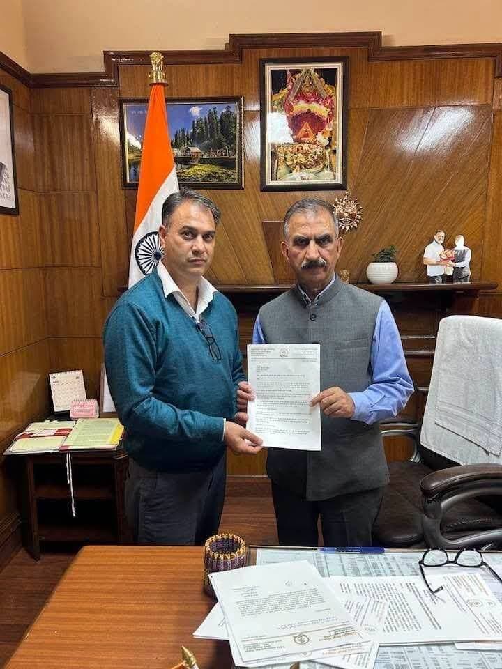चुराह की छह प्रमुख मांगों को लेकर यशवंत खन्ना ने मुख्यमंत्री को सौंपा पत्र
अस्पताल में विशेषज्ञ चिकित्सकों की नियुक्ति, नकरोड़ में उप-तहसील और तीसा में एचआरटीसी उप-डिपो खोलने की उठाई मांग
चुराह,चम्बा। चुराह विधानसभा क्षेत्र की स्वास्थ्य, शिक्षा, परिवहन और प्रशासनिक सुविधाओं से जुड़ी छह प्रमुख मांगों को लेकर हिमाचल प्रदेश कांग्रेस कमेटी के महासचिव एवं चुराह विधानसभा क्षेत्र से कांग्रेस के प्रत्याशी यशवंत सिंह खन्ना ने मुख्यमंत्री ठाकुर सुखविंद्र सिंह सुक्खू को पत्र सौंपकर शीघ्र कार्रवाई की मांग की है। उन्होंने मुख्यमंत्री से इन मांगों को प्राथमिकता के आधार पर स्वीकृत कर संबंधित विभागों को आवश्यक दिशा-निर्देश जारी करने का आग्रह किया है।
पत्र में यशवंत खन्ना ने सबसे पहले चुराह अस्पताल की स्थिति सुधारने और विशेषज्ञ चिकित्सकों की नियुक्ति की मांग उठाई है। उन्होंने कहा कि अस्पताल में सफाई और शौचालयों की व्यवस्था संतोषजनक नहीं है तथा पर्याप्त चिकित्सा सुविधाओं के अभाव में मरीजों को प्राथमिक उपचार के बाद अन्य अस्पतालों के लिए रेफर करना पड़ता है। उन्होंने अस्पताल में विशेषज्ञ चिकित्सकों, चिकित्सकों और आवश्यक पैरामेडिकल स्टाफ के रिक्त पद जल्द भरने की मांग की है।
दूसरी प्रमुख मांग चुराह के मध्य क्षेत्र नकरोड़ में नई उप-तहसील स्थापित करने की है। यशवंत खन्ना ने कहा कि चुराह तहसील के अंतर्गत करीब 25 पटवार वृत्त आते हैं, जिसके कारण दूरदराज क्षेत्रों के लोगों को राजस्व संबंधी कार्यों के लिए लंबी दूरी तय करनी पड़ती है। उन्होंने नकरोड़ में उप-तहसील स्थापित कर इसमें करीब 12 पटवार वृत्त शामिल करने का आग्रह किया है।
तीसरी मांग तीसा में हिमाचल पथ परिवहन निगम का उप-डिपो खोलने की है। उन्होंने कहा कि दुर्गम भौगोलिक क्षेत्र होने के कारण चुराह में सार्वजनिक परिवहन की पर्याप्त सुविधा नहीं है। तीसा में उप-डिपो खुलने से नए बस मार्ग शुरू करने और बंद पड़े मार्गों को दोबारा संचालित करने में मदद मिलेगी।
यशवंत खन्ना ने सनवाल से हरिद्वार के लिए नियमित निगम बस सेवा शुरू करने की मांग भी रखी है। उन्होंने कहा कि वर्तमान में चंबा से हरिद्वार के लिए पर्याप्त सीधी बस सुविधा उपलब्ध नहीं है और चुराह क्षेत्र के लोगों को धार्मिक एवं अन्य आवश्यक यात्राओं के लिए परेशानी उठानी पड़ती है। उन्होंने सनवाल से हरिद्वार के लिए नियमित बस चलाने का आग्रह किया।
पत्र में चुराह विधानसभा क्षेत्र के राजकीय वरिष्ठ माध्यमिक विद्यालय को राजीव गांधी डे-बोर्डिंग स्कूल के रूप में विकसित करने की मांग भी शामिल है। यशवंत खन्ना ने कहा कि इससे क्षेत्र के विद्यार्थियों को आधुनिक एवं गुणवत्तापूर्ण शिक्षा की बेहतर सुविधाएं मिल सकेंगी।
छठी मांग हिमाचल प्रदेश सहकारी बैंक की शाखा खोलने की है। उन्होंने चुराह विधानसभा क्षेत्र के हिमगिरी में सहकारी बैंक की नई शाखा खोलने का आग्रह किया है, जिससे करीब 10 ग्राम पंचायतों के लोगों को बैंकिंग एवं वित्तीय सुविधाएं नजदीक मिल सकेंगी और उन्हें दूरदराज क्षेत्रों में जाने की परेशानी से राहत मिलेगी।
यशवंत खन्ना ने मुख्यमंत्री से मांगों पर शीघ्र सकारात्मक निर्णय लेकर धरातल पर कार्य शुरू करवाने का आग्रह किया है। उन्होंने कहा कि चुराह की मूलभूत समस्याओं का समाधान होने से क्षेत्र की जनता को बड़ी राहत मिलेगी और सरकार के प्रति लोगों का विश्वास भी मजबूत होगा।