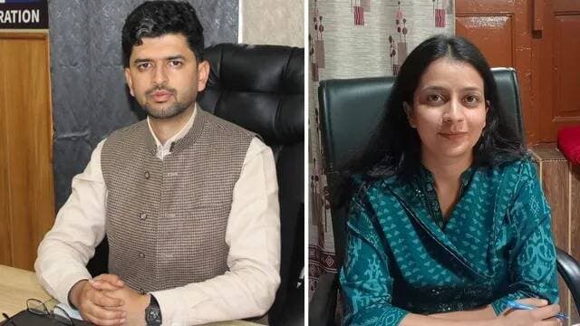 हिमाचल में SDM और BDO के मिले दिल, लिए सात फेरे; पांगी में तैनात हैं दोनों युवा HAS अधिकारी अमनदीप और आस्था
हिमाचल प्रदेश के चंबा में दुर्गम पहाड़ों के बीच बसी पांगी घाटी अक्सर अपनी कठिन भौगोलिक परिस्थितियों और चुनौतियों के लिए चर्चा में रहती है, लेकिन इस बार यहां की कहानी कुछ अलग है। पांगी में प्रशासनिक जिम्मेदारियां निभाने पहुंचे दो युवा अधिकारियों ने इसी घाटी को अपनी कर्मभूमि ही नहीं, बल्कि अपने जीवन के नए अध्याय की शुरुआत का साक्षी भी बना दिया। पांगी में तैनात दो युवा अफसरों ने सात फेरे ले लिए हैं। एसडीएम और बीडीओ की शादी लोगों के लिए चर्चा का विषय बनी है।
18 अगस्त 2026 को पांगी के आवासीय आयुक्त एवं एसडीएम अमनदीप सिंह और खंड विकास अधिकारी आस्था पवार विवाह के बंधन में बंध गए। दोनों ने एक-दूसरे को वरमाला पहनाकर जीवनभर साथ निभाने का संकल्प लिया। उनके विवाह की खबर जैसे ही पांगी क्षेत्र में पहुंची, लोगों के बीच चर्चा का विषय बन गया।
बताया जा रहा है दोनों युवा अधिकारी एक-दूसरे को पसंद करते थे। इसके बाद दोनों ने एक होने का फैसला लिया। दो दिन पहले उन्होंने लव मैरिज कर ली।
शिमला और सोलन निवासी हैं दोनों अफसर
अमनदीप सिंह शिमला जिला के ठियोग से संबंध रखते हैं और पांगी में आवासीय आयुक्त एवं एसडीएम के रूप में सेवाएं दे रहे हैं। वहीं आस्था पवार सोलन से संबंध रखती हैं और पांगी विकास खंड में बीडीओ की जिम्मेदारी संभाल रही हैं। दोनों अधिकारी अलग-अलग प्रशासनिक दायित्वों के बीच पांगी की विकास प्रक्रिया का हिस्सा बने हुए हैं।
लोगों के लिए खास बन गया मूमेंट
पांगी जैसे दुर्गम क्षेत्र में किसी अधिकारी का लंबे समय तक सेवाएं देना अपने आप में चुनौतीपूर्ण माना जाता है। सड़क, मौसम और भौगोलिक परिस्थितियों के बीच प्रशासनिक जिम्मेदारियों को निभाना आसान नहीं होता। ऐसे माहौल में दोनों अधिकारियों का पांगी को अपनी कर्मभूमि स्वीकार करना और इसी दौरान जीवन के नए सफर की शुरुआत करना क्षेत्र के लोगों के लिए भी खास बन गया है।
कर्मभूमि से जीवनसाथी तक का सफर
स्थानीय लोगों के बीच दोनों अधिकारियों की शादी को लेकर अलग तरह की चर्चा है। लोगों का कहना है कि सामान्य तौर पर जब किसी अधिकारी या कर्मचारी का तबादला पांगी जैसे दुर्गम क्षेत्र में होता है तो कई लोग यहां आने को लेकर संकोच करते हैं। लेकिन अमनदीप सिंह और आस्था पवार ने कठिनाइयों के बजाय अपने कर्तव्य को महत्व दिया और पांगी में पूरी जिम्मेदारी के साथ सेवाएं दीं।
लोगों का मानना है कि दोनों अधिकारियों का यहां रहना और अपने वैवाहिक जीवन की शुरुआत भी इसी क्षेत्र से करना पांगी के प्रति उनके जुड़ाव को दर्शाता है। क्षेत्रवासियों को उम्मीद है कि दोनों अधिकारी अपनी प्रशासनिक जिम्मेदारियों के साथ पांगी के विकास कार्यों को आगे बढ़ाने में भी महत्वपूर्ण भूमिका निभाएंगे।
लोगों ने दी सुखद वैवाहिक जीवन की शुभकामनाएं
दोनों अधिकारियों के विवाह की सूचना मिलते ही प्रशासनिक अधिकारियों, कर्मचारियों, जनप्रतिनिधियों, स्थानीय लोगों, मित्रों और शुभचिंतकों ने उन्हें बधाई दी। लोगों ने नवविवाहित जोड़े के सुखद, सफल और खुशहाल वैवाहिक जीवन की कामना की।
क्षेत्रवासियों का कहना है कि पांगी ने दोनों अधिकारियों को उनकी कर्मभूमि के रूप में अपनाया और अब यही घाटी उनके जीवन के एक खूबसूरत अध्याय की गवाह भी बनी है।
