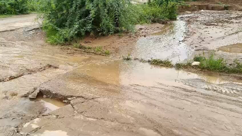 चित्रकूट स्थित बाईपास मार्ग से कामता नाथ मंदिर जाने वाले मार्ग में बारिश के चलते हुआ कटाव, हो सकती है बड़ी दुर्घटना.
चित्रकूट स्थित अक्षयवट रजौला बाईपास मार्ग से होकर कामता नाथ मंदिर जाने वाले प्रमुख मार्ग में होटल चित्रकूट दर्शन के पास बारिश के चलते नीचे बनी पुलिया में मिटटी भरने और ऊपर से पानी बहने के कारण भारी कटाव हो गया है,जो कभी भी बड़ी दुर्घटना का कारण बन सकता है. गौर तलब है की प्रमुख मार्ग होने के कारण रात दिन उक्त मार्ग से बाहरी तीर्थ यात्रियों के वाहनों का आवागमन होता है, जानकारी के अभाव में सड़क का कटाव बड़ी दुर्घटना का कारण बन सकता है, नगर परिषद् चित्रकूट सहित अन्य सम्बंधित बिभाग को तत्काल सुधार की दिशा में आवश्यक कदम उठाना चाहिए, जिससे कि किसी प्रकार की अनहोनी से बचा जा सके.