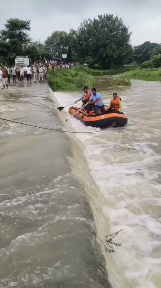 नागौद: उफनते ललचहा इटमा नाले में बहे तीन बाइक सवार, दो सुरक्षित, एक की तलाश जारी
नागौद क्षेत्र के ललचहा इटमा नाले में बीती रात एक मोटरसाइकिल पर सवार तीन लोग बह गए। इनमें से बालेंद्र सिंह सेमरी (गप्पू) और दीपू पांडेय अमसिल सुरक्षित मिल चुके हैं। तीसरे व्यक्ति की तलाश के लिए एसडीआरएफ, स्थानीय पुलिस और ग्रामीण लगातार सर्च ऑपरेशन चला रहे हैं।