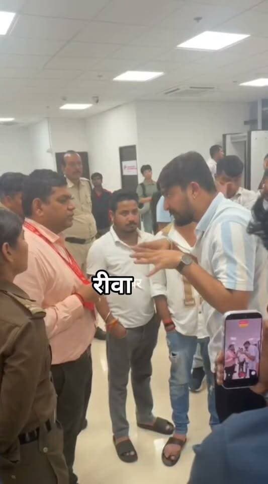 रीवा एयरपोर्ट पर फूटा यात्रियों का गुस्सा: दिल्ली की फ्लाइट अचानक कैंसिल, कई लोगों के करियर और जरूरी कामों पर फिरा पानी
रीवा के चोरहटा स्थित नवनिर्मित एयरपोर्ट पर शुक्रवार को उस समय भारी अराजकता और हंगामे की स्थिति निर्मित हो गई, जब रीवा से दिल्ली जाने वाली नियमित फ्लाइट को ऐन वक्त पर रद्द कर दिया गया। बिना किसी पूर्व सूचना के उड़ान निरस्त किए जाने से आक्रोशित यात्रियों ने एयरपोर्ट परिसर में जमकर नारेबाजी की और प्रबंधन के खिलाफ अपना कड़ा विरोध दर्ज कराया।