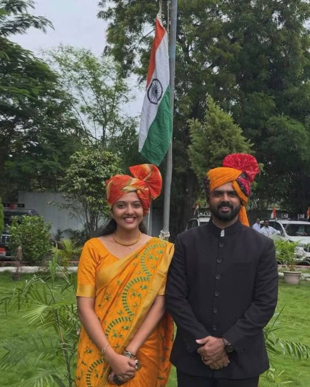 रीवा जिला पंचायत की CEO बनीं सृष्टि देशमुख, पति डॉ. नागार्जुन गौड़ा को सतना नगर निगम की कमान
IAS दंपती का खंडवा से तबादला, दोनों को अलग-अलग जिलों में मिली महत्वपूर्ण जिम्मेदारी
रीवा/सतना। मध्यप्रदेश में शुक्रवार को हुए बड़े प्रशासनिक फेरबदल में चर्चित IAS दंपती सृष्टि देशमुख गौड़ा और डॉ. नागार्जुन बी. गौड़ा को नई जिम्मेदारियां सौंपी गई हैं। शासन के आदेश के अनुसार सृष्टि देशमुख गौड़ा को अपर कलेक्टर खंडवा से स्थानांतरित कर जिला पंचायत रीवा का मुख्य कार्यपालन अधिकारी (CEO) बनाया गया है। वहीं उनके पति डॉ. नागार्जुन बी. गौड़ा को जिला पंचायत खंडवा CEO के पद से स्थानांतरित कर नगर निगम सतना का आयुक्त नियुक्त किया गया है। उन्हें सतना स्मार्ट सिटी के CEO का अतिरिक्त प्रभार भी सौंपा गया है।
दोनों अधिकारी 2019 बैच के IAS अधिकारी हैं और इससे पहले खंडवा में एक साथ पदस्थ थे। सृष्टि देशमुख अपनी UPSC सफलता और प्रशासनिक करियर को लेकर देशभर में चर्चित रही हैं। वहीं डॉ. नागार्जुन बी. गौड़ा ने खंडवा जिला पंचायत CEO के रूप में जिम्मेदारी संभाली थी।
रीवा जिला पंचायत CEO के रूप में सृष्टि देशमुख के सामने ग्रामीण विकास, पंचायतों के प्रशासनिक संचालन और शासन की विकास योजनाओं के प्रभावी क्रियान्वयन की महत्वपूर्ण जिम्मेदारी होगी। दूसरी ओर डॉ. नागार्जुन गौड़ा के सामने सतना नगर निगम और स्मार्ट सिटी से जुड़े शहरी विकास कार्यों की जिम्मेदारी होगी।
IAS दंपती को अलग-अलग जिलों में मिली नई जिम्मेदारियों को लेकर विंध्य क्षेत्र के प्रशासनिक गलियारों में भी चर्चा तेज हो गई है।