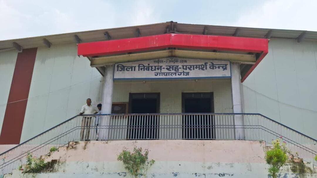राज्य सरकार ने बिहार स्टूडेंट क्रेडिट कार्ड योजना के तहत वित्तीय सहायता के विकल्पों का विस्तार किया है। उच्च शिक्षा विभाग द्वारा दी गई जानकारी के अनुसार, अब 2 लाख रुपये तक का शिक्षा ऋण 'बिहार राज्य शिक्षा वित्त निगम' के माध्यम से तथा 2 लाख से 4 लाख रुपये तक का ऋण 'अनुसूचित वाणिज्यिक बैंकों' (Commercial Banks) के माध्यम से उपलब्ध कराया जाएगा।
इसके अलावा, योजना को पीएम विद्यालक्ष्मी पोर्टल से जोड़ा गया है, जिसके माध्यम से विद्यार्थी 10 लाख रुपये तक के शिक्षा ऋण का विकल्प भी चुन सकते हैं। चालू वित्तीय वर्ष 2026-27 के लिए योजना का बजट बढ़ाकर 950 करोड़ रुपये कर दिया गया है (जो पिछले वर्ष से 64 करोड़ रुपये अधिक है)। जिलाधिकारी श्री समीर सौरभ ने जिले के छात्रों से अपील की है कि वे भ्रामक खबरों पर ध्यान न दें और अधिकृत जानकारी प्राप्त कर इस योजना का लाभ उठाएं।