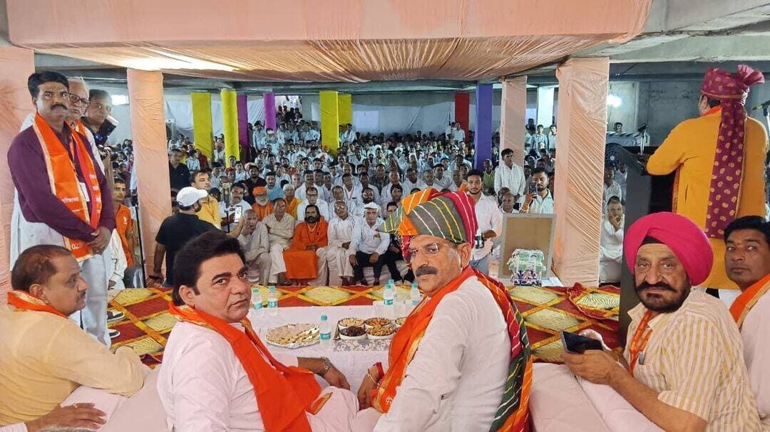 गोस्वामी तुलसीदास जी ने समाज को आईना दिखाकर किया एकजुट व अनुशासित: कृष्ण कुमार बेदी
कैबिनेट मंत्री कृष्ण कुमार बेदी ने हरियाणा दशनाम गोस्वामी समाज सभा को धर्मशाला निर्माण कार्य के लिए 21 लाख रुपए देने की घोषणा की
मुख्यमंत्री नायब सिंह सैनी से मिलकर गोस्वामी तुलसीदास के नाम पर कुरुक्षेत्र शहर में चौक निर्माण करवाए जाने का दिया आश्वासन
कैबिनेट मंत्री कृष्ण कुमार बेदी ने गोस्वामी तुलसीदास जी की जयंती के उपलक्ष में समाज के प्रतिभावान 183 विद्यार्थियों को पुरस्कार देकर किया सम्मानित
कुरुक्षेत्र, 22 अगस्त। हरियाणा के सामाजिक न्याय एवं अधिकारिता मंत्री कृष्ण कुमार बेदी ने कहा कि गोस्वामी तुलसीदास जी ने समाज को आईना दिखाकर एकजुट व अनुशासित करने का कार्य किया है। समाज को आगे बढ़ाने में अनुशासन को ही पहला कार्य माना जाता है। प्रधानमंत्री नरेंद्र मोदी और मुख्यमंत्री नायब सिंह सैनी महान संतों और महापुरुषों के दिखाएं रास्ते पर चलते हुए देश व प्रदेश में सबका साथ, सबका विकास, सबका विश्वास और सबका प्रयास के आधार पर कार्य कर रहे हैं। कैबिनेट मंत्री कृष्ण कुमार बेदी ने हरियाणा दशनाम गोस्वामी समाज सभा को धर्मशाला निर्माण कार्य के लिए 21 लाख रुपए देने की घोषणा की। इसके साथ ही मुख्यमंत्री नायब सिंह सैनी से मिलकर गोस्वामी तुलसीदास के नाम पर कुरुक्षेत्र शहर में चौक निर्माण करवाए जाने का आश्वासन दिया।
सामाजिक न्याय एवं अधिकारिता मंत्री कृष्ण कुमार बेदी शनिवार को हरियाणा दशनाम गोस्वामी समाज सभा द्वारा कुरुक्षेत्र की गोस्वामी धर्मशाला में आयोजित कार्यक्रम में बतौर मुख्य अतिथि बोल रहे थे। कैबिनेट मंत्री कृष्ण कुमार बेदी ने दीप प्रज्वलित कर कार्यक्रम का शुभारंभ किया। कैबिनेट मंत्री कृष्ण कुमार बेदी का हरियाणा दशनाम गोस्वामी समाज सभा द्वारा पगड़ी पहनकर व स्मृति चिन्ह भेंट कर स्वागत किया। इस कार्यक्रम में कैबिनेट मंत्री कृष्ण कुमार बेदी ने गोस्वामी तुलसीदास जी की जयंती के उपलक्ष में समाज के प्रतिभावान 183 विद्यार्थियों को पुरस्कार देकर सम्मानित किया। इनमें 168 विद्यार्थी दसवीं में 12वीं कक्षा में 80 प्रतिशत से ऊपर अंक लेने वाले और 15 विभिन्न खेलों में समाज का नाम रोशन करने वाले खिलाड़ी शामिल रहे।
कैबिनेट मंत्री कृष्ण कुमार बेदी ने कहा कि स्वामी तुलसीदास ने जिस काल खंड में महान ग्रंथ की रचना की थी, वह ग्रंथ आज हर नागरिक के लिए लाभदायक सिद्ध हो रहा है। स्वामी तुलसीदास जी सर्वश्रेष्ठ संतो में शामिल है। उन्होंने समाज से जाति प्रथा को दूर करने, समाज को जागृत और चेतना लाने का काम किया है। आज समाज के प्रत्येक नागरिक को महान संतों व महापुरुषों के दिखाएं मार्ग पर चलने का संकल्प लेना चाहिए।
उन्होंने कहा कि प्रदेश सरकार ने पिछले 12 वर्षों में गरीब, जरूरतमंद, पिछड़ा वर्ग के लिए अनेक नीति और नियमों को तैयार किया और उन्हें धरातल पर लागू किया। पंचायती चुनाव में बीसी वर्ग के लिए अलग से 8 प्रतिशत आरक्षण तय किया। जिसके परिणाम स्वरूप गोस्वामी समाज को सत्ता में भागीदारी मिली, कहीं पंच, सरपंच, ब्लॉक समिति अध्यक्ष, सदस्य और पालिकाओ में पद मिलना आसान हुआ।
कैबिनेट मंत्री कृष्ण कुमार बेदी ने कहा कि भारतीय जनता पार्टी की सरकार में युवाओं को सरकारी नौकरी पाने के लिए योग्यता की जरूरत है। अब सरकारी नौकरी पाने के लिए खर्ची पर्ची की आवश्यकता नहीं है, क्योंकि अब युवाओं को मेरिट के आधार पर सरकारी नौकरी मिल रही है। उन्होंने कहा कि प्रदेश में लगभग 36 लाख नागरिकों को सम्मान भत्ता के तौर पर पेंशन दी जा रही है और लगभग 10 लाख महिलाओं को दीनदयाल लाडो लक्ष्मी योजना के तहत लाभ दिया जा रहा है। हमारे संतो ने जिस रामराज की कल्पना की थी, आज वह रामराज का सपना साकार हो रहा है।
हरियाणा दशनाम गोस्वामी समाज सभा के राज्य प्रधान सुबोध गिरी ने कार्यक्रम में मुख्य अतिथि व अन्य विशिष्ट अतिथियों का स्वागत किया और समाज की तरफ से मांगों को कैबिनेट मंत्री के सामने रखा।
इस मौके पर समाज के राज्य प्रधान सुबोध गिरी, प्रधान कृष्ण श्योकंद, श्याम लाल जांगड़ा, सुरेंद्र कश्यप माजरी, कृष्ण जांगड़ा, दीपक गिल, नगर पालिका पूंडरी चेयरपर्सन बबली, राकेश पूंडरी, प्रधान सुल्तान, रामचंद्र सैनी, यशपाल नंबरदार, सूबेदार मेजर जयवीर सिंह, प्रेम मिर्जापुर, राजेंद्र सिंह, पूर्व सरपंच हरपाल सिंह, सुनेल भागमल सहित अन्य गणमान्य व्यक्ति मौजूद रहे।