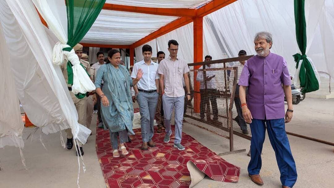 -समरसता सम्मेलन एवं प्रतिभा सम्मान समारोह 23 अगस्त को-
-समारोह में हरियाणा के मुख्यमंत्री श्री नायब सिंह सैनी होंगे मुख्य अतिथि-
-डीसी श्री अभिषेक मीणा ने एसपी श्री हेमेंद्र मीणा के साथ आयोजन स्थल का दौरा कर तैयारियों का लिया जायजा-
रेवाड़ी समाचार पंकज कुमार।
जिला के बावल स्थित अनाज मंडी में मेघवाल उत्थान समिति के तत्वावधान में 23 अगस्त, दिन रविवार को समस्त अनुसूचित जाति का समरसता सम्मेलन एवं प्रतिभा सम्मान समारोह का आयोजन किया जाएगा। समारोह में मुख्य अतिथि के रूप में हरियाणा के मुख्यमंत्री श्री नायब सिंह सैनी शिरकत करेंगे।
डीसी श्री अभिषेक मीणा ने एसपी श्री हेमेंद्र मीणा के साथ शुक्रवार को समारोह की तैयारियों का जायजा लेने के लिए आयोजन स्थल का निरीक्षण किया। इस अवसर पर भाजपा जिला अध्यक्ष डा. वंदना पोपली व एसडीएम श्री संजीव कुमार भी मौजूद रहे। इस दौरान उन्होंने मंच, बैठक व्यवस्था, पार्किंग, सुरक्षा, पेयजल, बिजली, स्वच्छता, चिकित्सा सुविधा तथा यातायात प्रबंधन सहित सभी आवश्यक व्यवस्थाओं का निरीक्षण किया। उन्होंने संबंधित विभागों के अधिकारियों को निर्देश दिए कि समारोह की सभी तैयारियां निर्धारित समय सीमा में पूरी कर ली जाएं। उन्होंने कार्यक्रम स्थल पर साफ-सफाई, सुचारू यातायात व्यवस्था, पर्याप्त पार्किंग, निर्बाध विद्युत आपूर्ति तथा पेयजल की समुचित व्यवस्था सुनिश्चित करने के निर्देश दिए।