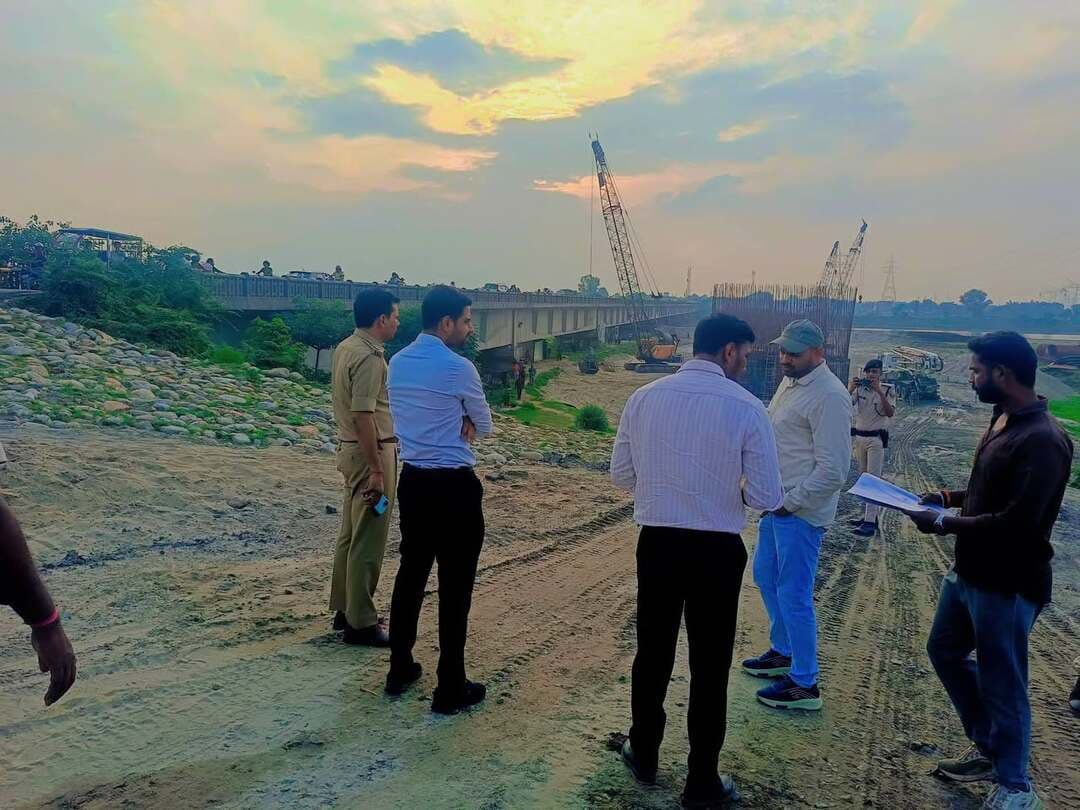 जिलाधिकारी महोदय, किशनगंज एवं पुलिस अधीक्षक महोदय, किशनगंज द्वारा ठाकुरगंज स्थित 'महानंदा नदी पुल' का संयुक्त निरीक्षण किया गया।
निरीक्षण के दौरान पुल की सुरक्षा व्यवस्था, यातायात प्रबंधन एवं आवागमन की स्थिति का जायजा लिया गया तथा संबंधित पदाधिकारियों को आवश्यक व्यवस्थाओं के संबंध में समुचित दिशा-निर्देश दिए गए।