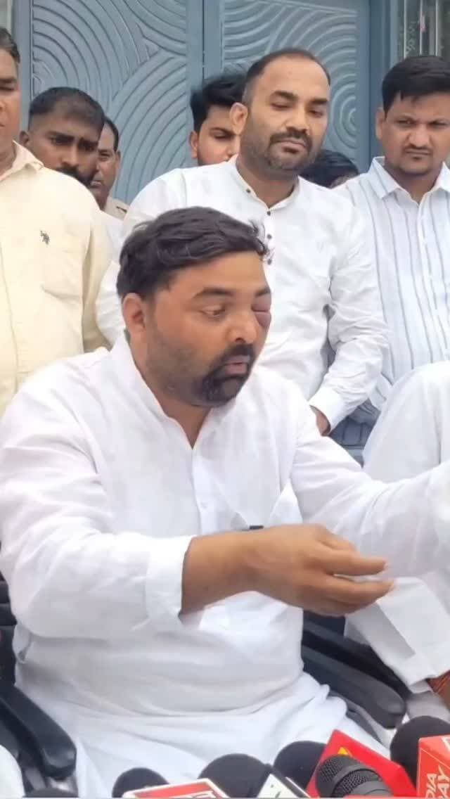 कपड़े उतारकर ‘चोली के पीछे’ गाने पर डांस कराने का आरोप #वायरल #वीडियो
मेरठ। किसान नेता दिग्विजय भाटी ने SSP कार्यालय में पुलिसकर्मियों पर गंभीर आरोप लगाए हैं। आरोप है कि कपड़े उतारकर गाने पर डांस कराया गया और थर्ड डिग्री दी गई। मामले की जांच जारी है।