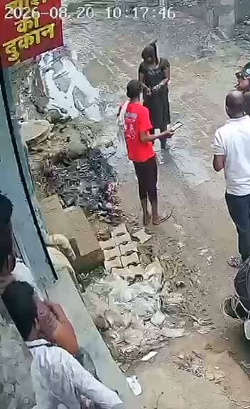पानीपत में विकास के दावों पर बड़ा सवाल खड़ा करने वाला CCTV वीडियो सामने आया है। सड़क किनारे टूटे नाले में एक महिला अचानक फिसलकर गिर गई और कुछ ही सेकंड में नाले के अंदर समा गई।
गनीमत रही कि आसपास मौजूद लोगों ने तुरंत दौड़कर महिला को बाहर निकाल लिया, वरना हादसा जानलेवा भी हो सकता था। आखिर खुले और टूटे नालों की जिम्मेदारी कौन लेगा?
आपके शहर में भी ऐसे खुले नाले हैं? अपनी राय कमेंट में जरूर बताएं।
#Panipat #CCTV #ViralVideo #BreakingNews #Haryana #PanipatNews #OpenDrain #Accident #ViralReel #NewsUpdate #हरियाणा #पानीपत #ब्रेकिंग_न्यूज़ #वायरल_वीडियो #CCTVहादसा #विकास_की_पोल