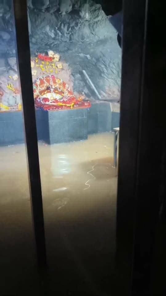 चंडिका स्थान मंदिर के गर्भगृह तक पहुंचा बाढ़ का पानी
गंगा का जलस्तर 38 मीटर पर, खतरे के निशान से महज 1.33 मीटर नीचे
#चंडिकास्थान #वासुदेवपुर #मुंगेर #पब्लिकन्यूजमुंगेर
