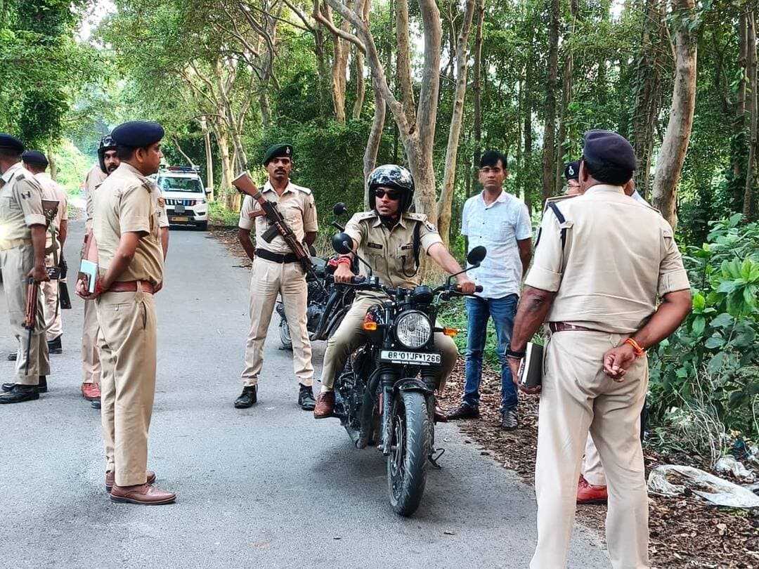 गोपालगंज में पुलिस अधीक्षक विनय तिवारी का औचक निरीक्षण, मीरगंज और जादोपुर थाना क्षेत्रों में कानून-व्यवस्था का लिया जायजा
#Gopalganj #GopalganjPolice #PoliceInspection #SPGopalganj #LawAndOrder #Mirganj #Jadopur #AwaazTimes #VinayTiwari #IPSVinayTiwari