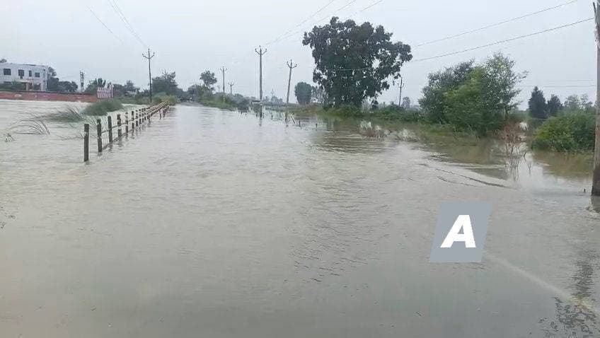 फर्रुखाबाद में खतरे के निशान के करीब गंगा, चित्रकूट डीप पर आवागमन बंद, 24 घंटे पुलिस तैनात
फर्रुखाबाद में गंगा नदी का जलस्तर खतरे के निशान के बेहद करीब पहुंच गया है। शनिवार को जलस्तर 137.05 मीटर दर्ज किया गया, जो खतरे के निशान 137.10 मीटर से मात्र 5 सेंटीमीटर कम है। बाढ़ के कारण जिले में 50 हजार से अधिक लोग प्रभावित हुए हैं।
विभाग द्वारा जारी आंकड़ों के अनुसार, शनिवार सुबह नरौरा बांध से 134584 क्यूसेक पानी छोड़ा गया। जलस्तर में लगातार वृद्धि से स्थिति और गंभीर होने की आशंका है।
जिले की अमृतपुर तहसील गंगा की बाढ़ से सर्वाधिक प्रभावित है। यहां स्टेट हाईवे पर चित्रकूट डीप पर लगभग तीन फीट पानी बह रहा है, जिसके कारण आवागमन पूरी तरह से बंद कर दिया गया है। प्रशासन ने बैरिकेडिंग लगाकर मार्ग को अवरुद्ध किया है।
गंगा की बाढ़ के प्रकोप से तहसील क्षेत्र के 50 से अधिक गांव पूरी तरह से घिर गए हैं। प्रशासन लगातार बाढ़ प्रभावितों की मदद और राहत-बचाव कार्यों में तत्परता से जुटा हुआ है।
अमृतपुर तहसील में गंगा के साथ-साथ रामगंगा नदी की बाढ़ का प्रकोप भी शुरू हो गया है, जिससे स्थिति और चुनौतीपूर्ण हो गई है। गंगा की बाढ़ का पानी स्टेट हाईवे पर तीन जगह चल रहा है। चित्रकूट डिप पर लगभग तीन फुट पानी होंने के चलते आवागमन बंद किया गया है। कोई अनजाने में न पहुंच जाए तो अप्रिय स्थिति से बचने के पुलिस भी तैनात किया गया है।