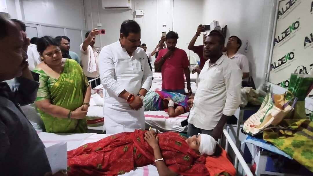 जमीन के झगड़े में तीन महिलाएं घायल, अस्पताल पहुंचे मंत्री ने लिया जायजा
जहानाबाद। मोदनगंज प्रखंड के परियांवा गांव में भूमि विवाद को लेकर तीन महिलाओं के साथ मारपीट किए जाने का मामला सामने आया है। घटना में घायल महिलाओं का इलाज जहानाबाद सदर अस्पताल में कराया जा रहा है। शनिवार को बिहार सरकार के गन्ना उद्योग मंत्री संजय पासवान अस्पताल पहुंचे और घायलों से मिलकर घटना की जानकारी ली। उन्होंने पीड़ितों को हरसंभव मदद और दोषियों पर कार्रवाई का भरोसा दिया।
घायलों में परियांवा गांव की सीमा देवी (37), अर्चना देवी (30) और जगिया देवी (52) शामिल हैं। चिकित्सकों की देखरेख में तीनों का उपचार चल रहा है। घायल महिलाओं ने बताया कि जमीन को लेकर पहले से विवाद चला आ रहा था। आरोप है कि शुक्रवार को करीब 10 लोग उनके घर पहुंचे। जमीन के मुद्दे पर बातचीत के दौरान विवाद बढ़ गया और मारपीट शुरू हो गई। इसमें तीनों महिलाएं चोटिल हो गईं।
घायलों से मिलने के बाद मंत्री संजय पासवान ने कहा कि महिलाओं के साथ मारपीट की घटना गंभीर है। उन्होंने मामले की निष्पक्ष जांच कराने और दोषी पाए जाने वाले लोगों के खिलाफ कानून के तहत सख्त कार्रवाई का भरोसा दिया।
मंत्री ने कहा कि घटना की जानकारी लोजपा (रामविलास) के नेता चिराग पासवान को भी दी गई है। उन्होंने भी मामले का संज्ञान लिया है। अस्पताल से मंत्री ने पुलिस अधीक्षक से फोन पर बात कर आरोपितों की जल्द गिरफ्तारी की मांग की। साथ ही पुलिस को पूरे मामले की गंभीरता से जांच कर आवश्यक कार्रवाई करने को कहा।
घटना की जानकारी मिलने के बाद घोसी थानाध्यक्ष शैलेश कुमार पुलिस बल के साथ गांव पहुंचे और घटनास्थल का निरीक्षण किया। पुलिस ने मामले की जांच शुरू कर दी है। अधिकारियों के अनुसार, पीड़ित पक्ष के आवेदन और जांच में सामने आने वाले तथ्यों के आधार पर आगे की कार्रवाई की जाएगी।
मंत्री के अस्पताल पहुंचने पर पीड़ित परिवार ने आरोपितों की गिरफ्तारी और निष्पक्ष जांच की मांग की। मंत्री ने आश्वस्त किया कि जांच में जो भी दोषी पाए जाएंगे, उनके खिलाफ नियमानुसार कार्रवाई की जाएगी।
#डीएमजहानाबाद #makhadumpur #jehanabadpolice #jehanabad #BreakingNews #सीएमओ #barabarpahad #jehanabadlive #डीजीपीबिहार #चिराग़पासवान