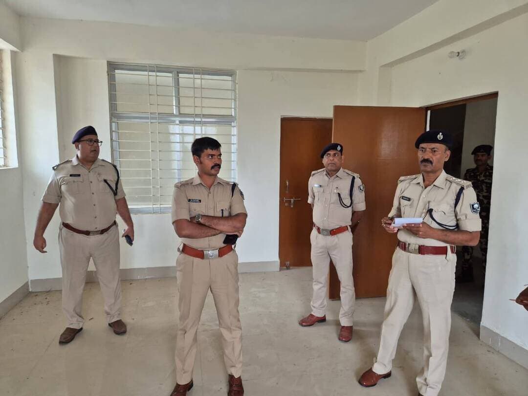 नवनिर्मित झुनाठी थाना भवन का एसपी ने किया निरीक्षण, सुविधाओं एवं सुरक्षा व्यवस्था को लेकर दिए निर्देश
जहानाबाद। पुलिस अधीक्षक, जहानाबाद ने नवनिर्मित झुनाठी थाना भवन का निरीक्षण किया। इस दौरान उन्होंने भवन निर्माण की गुणवत्ता, आधारभूत संरचनाओं, सुरक्षा व्यवस्था तथा पदाधिकारियों एवं सिपाहियों के लिए उपलब्ध सुविधाओं का विस्तृत जायजा लिया।
निरीक्षण के दौरान पुलिस अधीक्षक ने संबंधित अधिकारियों को निर्देश दिया कि थाना परिसर को स्वच्छ एवं व्यवस्थित रखने के साथ आधुनिक सुविधाओं से युक्त बनाया जाए। उन्होंने भवन एवं परिसर में तकनीकी सुरक्षा मानकों का विशेष रूप से ध्यान रखने तथा आवश्यक व्यवस्थाओं को समय पर पूरा कराने का निर्देश दिया।
पुलिस अधीक्षक ने कहा कि थाना भवन में पुलिस पदाधिकारियों एवं कर्मियों के लिए बेहतर कार्य वातावरण के साथ आम लोगों को भी आवश्यक सुविधाएं उपलब्ध होनी चाहिए। निरीक्षण के दौरान पुलिस उपाधीक्षक (रक्षित) एवं परसबिगहा थानाध्यक्ष सहित अन्य संबंधित पदाधिकारी उपस्थित रहे।