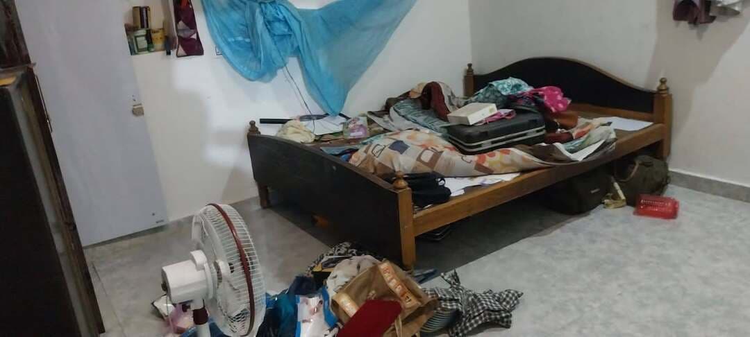 मखदुमपुर बाजार में बंद मकान का ताला तोड़कर लाखों की चोरी, छह लाख नकदी समेत जेवरात ले गए चोर
मखदुमपुर। मखदुमपुर बाजार के लरौआ मोहल्ले में शुक्रवार की दोपहर एक बंद मकान को निशाना बनाकर अज्ञात चोरों ने चोरी की बड़ी वारदात को अंजाम दिया। गृहस्वामी के अनुसार, चोर छत के रास्ते घर में दाखिल हुए और नकदी, सोने-चांदी के आभूषण समेत अन्य कीमती सामान लेकर फरार हो गए। पीड़ित ने करीब 30 लाख रुपये के सामान की चोरी होने का अनुमान जताया है।
बताया गया कि गृहस्वामी मखदुमपुर बाजार में मेडिकल दुकान चलाते हैं, जबकि उनकी पत्नी शिक्षिका हैं। शुक्रवार की सुबह दोनों नाश्ता करने के बाद घर में ताला लगाकर अपने-अपने काम पर चले गए। पति मेडिकल दुकान पर चले गए, जबकि पत्नी विद्यालय चली गईं। शाम को जब पत्नी घर लौटीं और मुख्य दरवाजा खोलकर अंदर पहुंचीं तो घर का सामान अस्त-व्यस्त देखकर उनके होश उड़ गए।
जांच के दौरान पता चला कि चोर छत के रास्ते मकान में प्रवेश कर वारदात को अंजाम देने के बाद उसी रास्ते से निकल गए। पीड़ित ने बताया कि उनकी मां बीमार हैं और गया के एक अस्पताल में उनका इलाज चल रहा है। इलाज के लिए घर में करीब छह लाख रुपये नकद रखे थे। इसके अलावा सोने-चांदी के आभूषण और अन्य कीमती सामान भी चोर ले गए।
घटना की सूचना मिलते ही शुक्रवार की देर शाम मखदुमपुर थाना पुलिस मौके पर पहुंची और जांच शुरू कर दी। थानाध्यक्ष ने बताया कि पुलिस पूरे मामले की छानबीन कर रही है। पीड़ित की ओर से आवेदन मिलने के बाद चोरी गए सामान और वास्तविक नुकसान का स्पष्ट आकलन हो सकेगा। घटना की जानकारी वरीय अधिकारियों को भी दे दी गई है।
पुलिस ने बताया कि मामले में डॉग स्क्वायड और वैज्ञानिक अनुसंधान की मदद ली जाएगी। इसके साथ ही बाजार और आसपास की गलियों में लगे सीसीटीवी कैमरों के फुटेज खंगाले जा रहे हैं, ताकि संदिग्धों की पहचान कर उनके विरुद्ध कार्रवाई की जा सके।