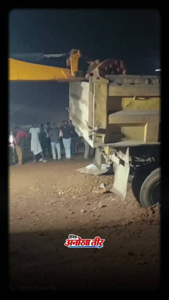 हरदा में मवेशियों को बचाने के चक्कर में अनियंत्रित डंपर घर में जा घुसा। हादसे में 2 गायों की मौत हो गई, जबकि चालक और कंडक्टर घायल हो गए। चालक की हालत गंभीर बताई जा रही है। 😢
#Harda #HardaNews #RoadAccident #MadhyaPradesh #AnokhaHarda
