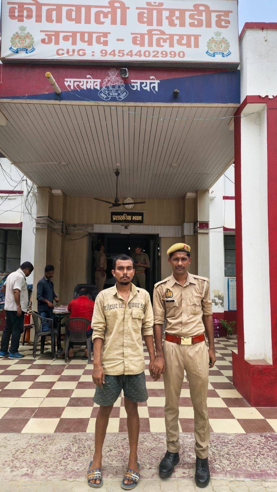 *थाना बांसडीह जनपद बलिया पुलिस द्वारा हत्या के प्रयास से सम्बन्धित 01 नफर अभियुक्त को किया गया गिरफ्तार, अभियुक्त की निशानदेही पर घटना में प्रयुक्त 01 अदद चाकू बरामद ।*
*श्रीमान् पुलिस अधीक्षक महोदय बलिया श्री ओमवीर सिंह* के निर्देशन में अपराध एवं अपराधियों/वांछित अभियुक्तों/वारण्टीयों के विरुद्ध चलाये जा रहे अभियान के तहत श्रीमान् अपर पुलिस अधीक्षक (उत्तरी) श्री दिनेश कुमार शुक्ला के निकट पर्यवेक्षण व श्रीमान् क्षेत्राधिकारी बांसडीह श्री जयशंकर मिश्र के कुशल नेतृत्व में थाना बांसडीह पुलिस टीम को मिली सफलता ।
उल्लेखनीय है कि दिनांक 21.08.2026 को वादी द्वारा प्रार्थना पत्र देकर अवगत कराया कि विपक्षीगण द्वारा जान से मारने की नियत से चाकू, दाँव से हम प्रार्थी के ऊपर हमला कर करके घायल कर दिया । इस सम्बन्ध में थाना स्थानीय पर मु0अ0सं0 258/26 धारा 109(2)/191(2)/115(2) बीएनएस पंजीकृत किया गया ।
इसी क्रम में दिनांक 21.08.2026 को उ0नि0 श्री सौरभ श्रीवास्तव मय हमराह के साथ देखभाल क्षेत्र/वांछित अभियुक्त में मामूर थे, कि मुखबीर की सूचना पर मुकदमा उपरोक्त से संबंधित 01 नफर अभियुक्त *1. कृष्णा तिवारी उर्फ लोहा पुत्र तारकेश्वर तिवारी निवासी रानीबारी पकड़िया थाना बाँसडीह जनपद बलिया उम्र करीब 25 वर्ष* को उसके घर से समय 20.30 बजे गिरफ्तार किया गया । अभियुक्त के निशादेही पर घटना में प्रयुक्त चाकू को बरामद किया गया। अभियोग उपरोक्त में धारा 4/25 आयुध अधिनियम की बढोत्तरी की गयी । उपरोक्त गिरफ्तार अभियुक्त के विरूद्ध विधिक कार्यवाही पूर्ण कर मा0 न्यायालय भेजा गया ।
*पंजीकृत अभियोग*
1. मु0अ0सं0 258/26 धारा 109(2)/191(2)/115(2) बीएनएस व बढ़ोत्तरी धारा 4/25 आयुध अधिनियम थाना बांसडीह बलिया
*गिरफ्तार अभियुक्त का नाम व पता*
1. कृष्णा तिवारी उर्फ लोहा पुत्र तारकेश्वर तिवारी निवासी रानीबारी पकड़िया थाना बाँसडीह जनपद बलिया उम्र करीब 25 वर्ष
*बरामदगी*
1. घटना में प्रयुक्त 01 अदद घटना में प्रयुक्त चाकू ।
*गिरफ्तार करने वाली पुलिस टीम*
1. उ0नि0 सौरभ श्रीवास्तव थाना बांसडीह बलिया
2. का0 निसार अहमद थाना बांसडीह बलिया
3. का0 आकाश यादव थाना बांसडीह बलिया
4. का0 शैलेश कुमार थाना बांसडीह बलिया
5. म0का0 शहरीन बानो थाना बांसडीह बलिया
*सोशल मीडिया सेल*