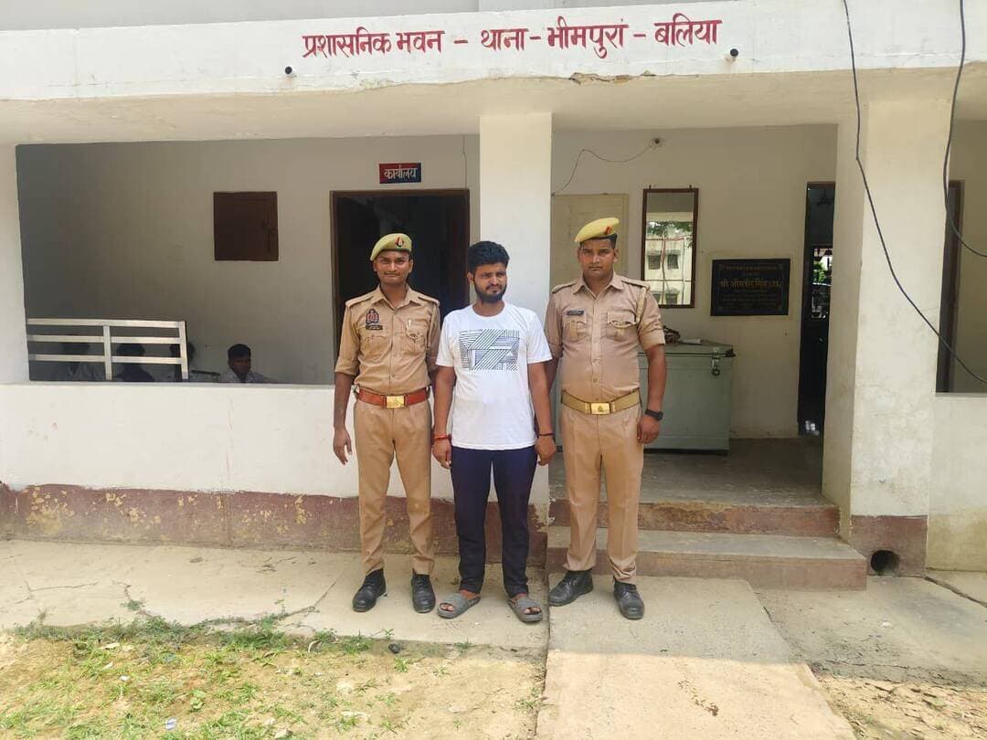 *थाना भीमपुरा जनपद बलिया पुलिस की टीम द्वारा हत्या का प्रयास से सम्बन्धित 01 नफर वांछित अभियुक्त को किया गया गिरफ्तार ।*
*श्रीमान् पुलिस अधीक्षक महोदय बलिया श्री ओमवीर सिंह* के निर्देशन में अपराध एवं अपराधियों पर प्रभावी नियंत्रण के लिये चलाये जा रहे अभियान के क्रम में श्रीमान् अपर पुलिस अधीक्षक उत्तरी श्री दिनेश कुमार शुक्ला के निकट पर्यवेक्षण में व श्रीमान् क्षेत्राधिकारी रसड़ा श्री रजनीश कुमार व थानाध्यक्ष भीमपुरा श्री रंजीत विश्वकर्मा के कुशल नेतृत्व में व थाना भीमपुरा पुलिस की टीम को मिली सफलता ।
*घटना का संक्षिप्त विवरण*
उल्लेखनीय है कि दिनांक 02.08.2026 को वादी द्वारा उपस्थित थाना आकर एक किता तहरीर हिन्दी लिखित बादस्खती खुद का बताकर बावत प्रतिवादीगण द्वारा बकाया पैसे को मांगने की बात को लेकर वादी को गाली गुप्ता देते हुए मारना पीटना तथा बीच बचाव करने आये वादी के पिता व चाचा को भी जान से मारने की नियत से राड से हमला करना जिससे वादी के चाचा पप्पू राजभर बेहोश होकर गिर जाने व जान से मारने की धमकी देते हुए भाग गये थे । इस सम्बन्ध में थाना स्थानीय पर मु0अ0स0 122/2026 धारा 109(1),115(2),352,351(3) बीएनएस पंजीकृत किया गया था।
इसी क्रम में दिनांक 21.08.2026 को थाना भीमपुरा पुलिस टीम के उ0नि0 मो0 वहीद मय हमराह के साथ देखभाल क्षेत्र/वांछित अभियुक्त में मामूर थे कि मुखबीर की सूचना पर मु0अ0स0 122/2026 धारा 109(1),115(2),352,351(3) बीएनएस से सम्बन्धित *अभियुक्त अवनीश गिरी उर्फ सिन्टू पुत्र अंगद गिरी निवासी गजियापुर थाना भीमपुरा जनपद बलिया उम्र करीब 29 वर्ष* को समय करीब 17.10 बजे गिरफ्तार किया गया । गिरफ्तार अभियुक्त के विरूद्ध थाना स्थानीय द्वारा विधिक कार्यवाही पूर्ण कर मा0 न्यायालय भेजा जा रहा है।
*पंजीकृत अभियोग*
1. मु0अ0स0 109(1), 115(2), 352, 351(3) बीएनएस थाना भीमपुरा जनपद बलिया ।
*गिरफ्तार अभियुक्त का विवरण*
1. अवनीश गिरी उर्फ सिन्टू पुत्र अंगद गिरी निवासी गजियापुर थाना भीमपुरा जनपद बलिया उम्र करीब 29 वर्ष ।
*आपराधिक इतिहास*
1.मु0अ0स0 45/23 धारा 323,504,506 भादवि थाना भीमपुरा जनपद बलिया ।
*अनावरण/गिरफ्तार करने वाली पुलिस टीम*
1.थानाध्यक्ष श्री रंजीत विश्वकर्मा थाना भीमपुरा जनपद बलिया ।
2.उ0नि0 मो0 वहीद थाना भीमपुरा जनपद बलिया ।
3.का0 अखिलेश कुमार थाना भीमपुरा जनपद बलिया ।
4.का0 अमरजीत थाना भीमपुरा जनपद बलिया ।
5.म0आ0 नीलम यादव थाना भीमपुरा जनपद बलिया ।
*सोशल मीडिया सेल*
*बलिया पुलिस*