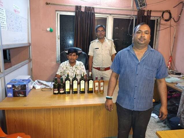 बाईपास चौक पर 8 बोतल विदेशी शराब के साथ एक शराब माफिया गिरफ्तार
रजौली बाईपास चौक पर फल दुकान की आर में शराब बेचने वाले एक युवक को उत्पाद विभाग में गिरफ्तार किया। शुक्रवार की रात्रि हुई छापेमारी में आरोपी को रंगे हाथ शराब के साथ पकड़ लिया गया ।उत्पाद विभाग ने शराब तस्करी में इस्तेमाल की जा रही बाइक को भी जप्त कर लिया। इस संबंध में उत्पाद निरीक्षक अमित कुमार गुप्ता ने बताया कि उत्पाद अधीक्षक गणेश चंद्रा के निर्देश पर बिहार में पूर्ण शराबबंदी को लेकर झारखंड सीमा से सटे जांच चौकियों पर सघन अभियान चलाया जा रहा है पिछले कुछ दिनों से रजौली बाईपास चौक स्थित एक फल दुकानदार द्वारा शराब बेचे जाने की सूचना मिल रही थी सूचना की पूर्ति के बाद उत्पाद विभाग की टीम ने आवश्यक छापेमारी की योजना बनाई और छापेमारी के दौरान शराब माफिया को गिरफ्तार करते हुए शराब कारोबार में प्रतियुक्त हीरो ग्लैमर बाइक संख्या बीआर -27 डब्लू 9579 को तलाशी ली गई जिसके डिक्की में आठ बोतल विदेशी शराब बरामद हुआ। बता दें की पहले भी शराब के मामले में उक्त युवक जेल जा चुका है गिरफ्तार युवक की पहचान रजौली थाना क्षेत्र के महसई मोहल्ला निवासी लक्ष्मण माली के पुत्र शिव शंकर कुमार उर्फ शंकर मालाकार के रूप में हुई है पूछताछ में आरोपी ने बताया कि वह फल बेचने के साथ-साथ शराब बेचने का भी काम करता है और इससे पहले भी शराब तस्करी के मामले में भी एक बार जेल जा चुका है इस संबंध में उत्पाद अधीक्षक गणेश चंद्रा ने बताया कि जप्त शराब और बाइक को बिहार मध्य निषेद एवं उत्पाद अधिनियम से संबंधित धाराओं के तहत गिरफ्तार युवक व बाइक पर मामला दर्ज किया गया है ।आरोपी को मेडिकल जांच करवा कर न्यायिक हिरासत में भेज दिया गया।