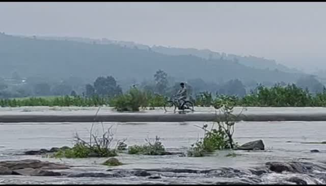 उमरार डैम के बेस्टवेयर पर किशोर की खतरनाक स्टंटबाजी, साइकिल चलाते VIDEO ने उड़ाए होश