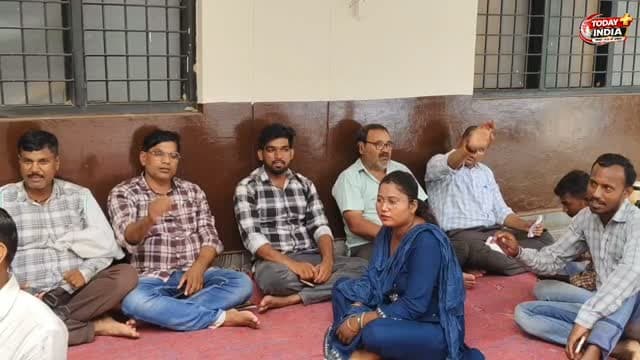 अयोध्या में लेखपाल पर कार्रवाई के विरोध में उतरा लेखपाल संघ
मुख्यमंत्री से निष्पक्ष जांच की मांग, मंझनपुर में कलम बंद हड़ताल कर जताया विरोध
कौशाम्बी। अयोध्या के सोहावल तहसील में लेखपाल उत्कर्षदीप के खिलाफ हुई कार्रवाई के विरोध में उत्तर प्रदेश लेखपाल संघ ने मोर्चा खोल दिया है। संघ ने मुख्यमंत्री योगी आदित्यनाथ को पत्र भेजकर पूरे प्रकरण की निष्पक्ष एवं उच्चस्तरीय जांच कराने की मांग की है। साथ ही जांच पूरी होने तक संबंधित लेखपाल के खिलाफ कार्रवाई पर रोक लगाने की मांग की गई है।
संघ का आरोप है कि भ्रष्टाचार निवारण संगठन एवं एंटी करप्शन टीम की ओर से शिकायतों पर कार्रवाई से पहले शिकायत की सत्यता, शिकायतकर्ता की भूमिका और संबंधित कार्यक्षेत्र में लेखपाल के अधिकारों की पर्याप्त जांच नहीं की जा रही है। इससे ईमानदारी से कार्य करने वाले लेखपालों में भय और असुरक्षा का माहौल बन रहा है।
संघ ने मुख्यमंत्री को भेजे पत्र में अयोध्या के सोहावल