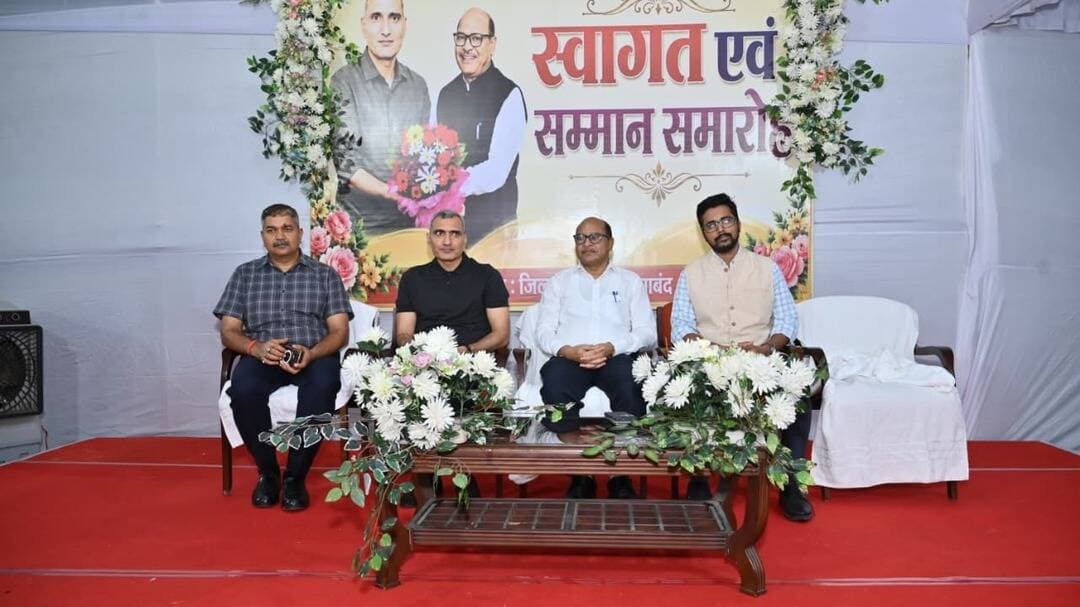 नवनियुक्त कलेक्टर श्री रणबीर शर्मा एवं तत्कालीन कलेक्टर श्री बीएस उइके के स्वागत एवं सम्मान समारोह में उपस्थित पुलिस अधीक्षक वेदव्रत सिरमौर एवं जिले के अन्य अधिकारीगण। @gariyaband_distt District