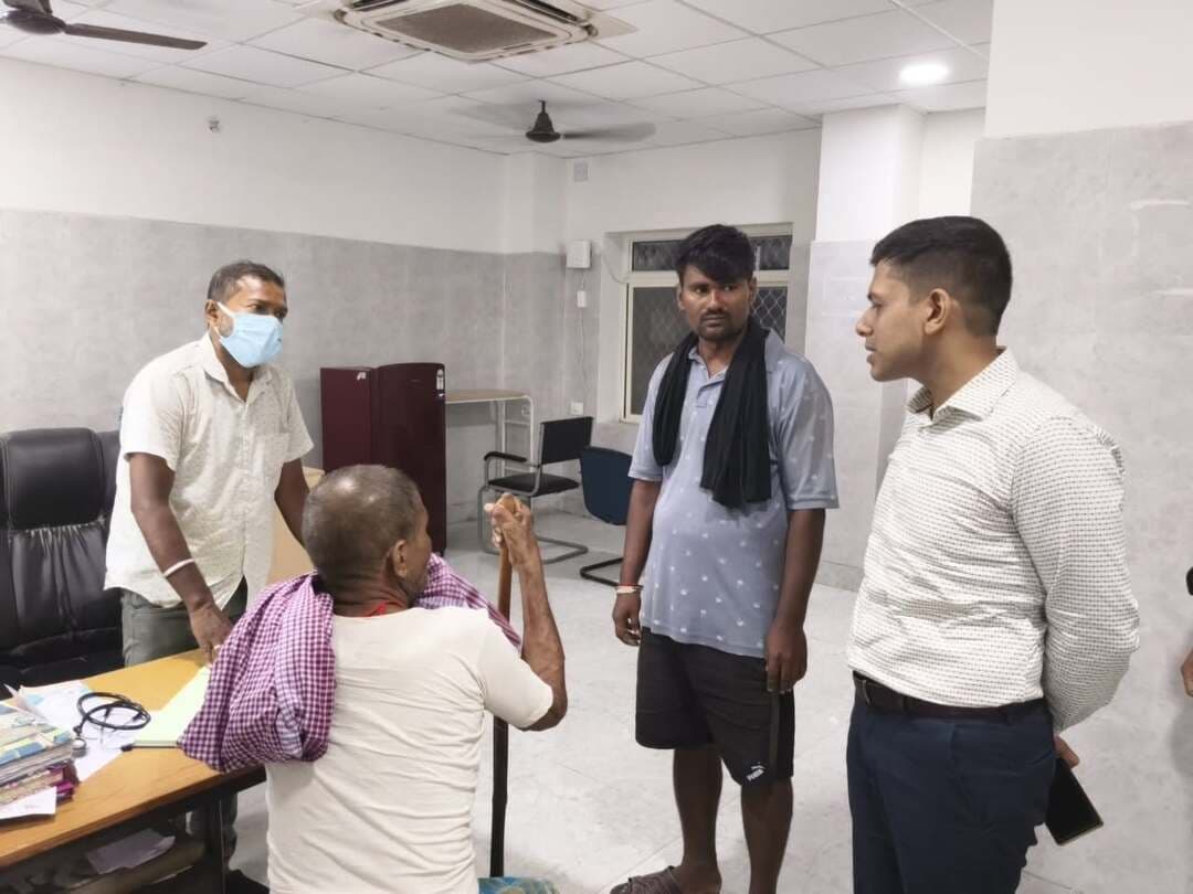 जिलाधिकारी द्वारा सदर अस्पताल बांका का कल दिनांक 21 अगस्त को देर रात्रि किया गया औचक निरीक्षण; स्वास्थ्य सुविधाओं का लिया जायजा,
बांका:
मरीजों को बेहतर एवं निर्बाध स्वास्थ्य सेवाएं सुनिश्चित कराने के उद्देश्य से जिलाधिकारी बांका द्वारा बीती रात सदर अस्पताल का औचक निरीक्षण किया गया। निरीक्षण के दौरान उन्होंने आपातकालीन कक्ष, वार्ड, दवा काउंटर एवं स्वास्थ्य कर्मियों की उपस्थिति की गहन समीक्षा की।
निरीक्षण के मुख्य बिंदु:
चिकित्सक एवं स्वास्थ्य कर्मी मिले उपस्थित: निरीक्षण के दौरान ऑन-ड्यूटी चिकित्सक, ड्रेसर एवं अन्य स्वास्थ्य कर्मी मुस्तैद पाए गए। चिकित्सक द्वारा मरीजों का समुचित इलाज किया जा रहा था तथा ड्रेसर घावों की ड्रेसिंग में संलग्न थे। आपातकालीन सेवाओं में तैनात सभी नर्सें भी अपने कार्यस्थल पर उपस्थित पाई गईं।
मरीजों से सीधा संवाद: जिलाधिकारी ने वार्डों का भ्रमण कर भर्ती मरीजों से सीधे बातचीत की और उनका हालचाल जाना। अस्पताल में आवश्यक दवाओं की उपलब्धता एवं वितरण व्यवस्था सुचारू पाई गई।
बायोमेट्रिक उपस्थिति प्रणाली: अस्पताल में कर्मियों की उपस्थिति व्यवस्था की जांच की गई, जहां कर्मियों की उपस्थिति बायोमेट्रिक प्रणाली के माध्यम से दर्ज होना पाया गया।
जिलाधिकारी ने अस्पताल प्रबंधन को सख्त निर्देश दिए कि सरकार द्वारा स्वास्थ्य सेवाओं के लिए पर्याप्त संसाधन और बेड उपलब्ध कराए गए हैं, अत: किसी भी परिस्थिति में मरीजों के प्रति लापरवाही बर्दाश्त नहीं की जाएगी। उन्होंने सभी स्वास्थ्य कर्मियों को संवेदनशीलता और तत्परता के साथ अपनी ड्यूटी का निर्वहन करने का निर्देश दिया।
।