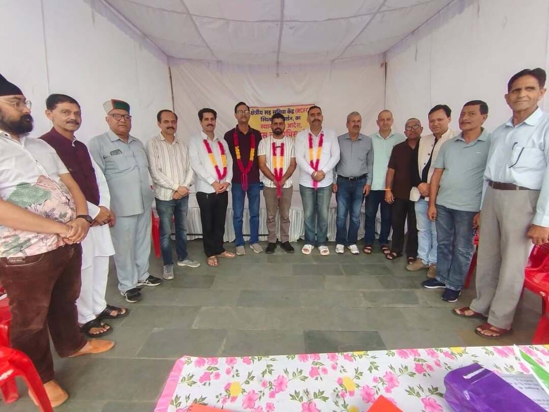 आरसीएफसी बचाओ संघर्ष समिति का क्रमिक अनशन तीसरे दिन में
हरियाणा के पांच किसानों ने दिया आंदोलन को समर्थन, बोले- आरसीएफसी से जुड़कर जड़ी-बूटी खेती से कमा रहे 30 लाख रुपये सालाना
जोगिंदर नगर/शिव कुमार।
हर्बल गार्डन स्थित क्षेत्रीय सह सुविधा केंद्र एवं अनुसंधान केंद्र (आरसीएफसी) को जोगिंदर नगर से सोलन स्थानांतरित करने की अधिसूचना रद्द करने की मांग को लेकर क्षेत्रीय सह सुविधा केंद्र बचाओ संघर्ष समिति के बैनर तले चल रहा क्रमिक अनशन शनिवार को तीसरे दिन में प्रवेश कर गया। समिति अध्यक्ष गुरु शरण परमार ने कहा कि आरसीएफसी को जोगिंदर नगर से स्थानांतरित करने का फैसला क्षेत्र के साथ-साथ देशभर के जड़ी-बूटी उत्पादकों के हितों को प्रभावित करेगा।
आंदोलन के तीसरे दिन हरियाणा के पलवल से पांच किसान दीपेश चौहान, राकेश चौहान, बुद्ध राम डागर, रविंद्र कुमार और वेदपाल तेवतिया जोगिंदर नगर पहुंचे और अनशन को अपना समर्थन दिया। किसानों ने बताया कि वे पिछले करीब पांच वर्षों से आरसीएफसी के साथ जुड़े हुए हैं। पारंपरिक खेती छोड़कर जड़ी-बूटी की खेती शुरू करने के बाद आज वे करीब 30 लाख रुपये सालाना की आय अर्जित कर रहे हैं।
किसान दीपेश चौहान ने बताया कि आरसीएफसी की ओर से उन्हें उच्च गुणवत्ता वाले प्रयोगशाला परीक्षण से प्रमाणित बीज और नर्सरी उपलब्ध करवाई जाती है। संस्थान के कर्मचारी हरियाणा में किसानों के बीच जागरूकता शिविर भी लगाते हैं। इसके अलावा किसानों को कुछ आधुनिक मशीनें भी उपलब्ध करवाई गई हैं, जिससे खेती का काम आसान हुआ, समय की बचत हुई और उत्पादन एवं आमदनी में बढ़ोतरी हुई।
उन्होंने बताया कि आरसीएफसी की गतिविधियों को देखकर आसपास के किसानों का रुझान भी जड़ी-बूटी की खेती की ओर बढ़ा है। वर्तमान में करीब 20 किसान इस प्रकार की खेती से जुड़े हुए हैं, जबकि लगभग 200 अन्य किसानों ने भी जड़ी-बूटी की खेती से जुड़ने में रुचि दिखाई है। हालांकि, बीज, नर्सरी और अन्य तकनीकी सहयोग उपलब्ध नहीं होने के कारण इन किसानों को अभी खेती शुरू करने में दिक्कत आ रही है।
दीपेश चौहान ने कहा कि जब उन्होंने इस संबंध में जोगिंदर नगर स्थित आरसीएफसी से जानकारी ली तो उन्हें पता चला कि संस्थान को यहां से स्थानांतरित किया जा रहा है। उन्होंने कहा कि अभी पांच किसान इस फैसले के विरोध में जोगिंदर नगर पहुंचे हैं, लेकिन 25 अगस्त को प्रस्तावित बड़ी रोष रैली में हरियाणा से और अधिक किसान पहुंचकर आंदोलन को समर्थन देंगे।
नए अनशनकारियों का किया स्वागत
क्रमिक अनशन के तीसरे दिन पिछले दिन भूख हड़ताल पर बैठे इंजीनियर कृपाल ठाकुर (पूर्व एक्सईएन), इंजीनियर बृज अवस्थी (पूर्व एसडीओ), नगर परिषद के पूर्व उपाध्यक्ष प्यार चंद ठाकुर और युवा व्यवसायी दमनदीप सिंह ने नए अनशनकारियों का माला पहनाकर स्वागत किया।
शनिवार को भूख हड़ताल पर स्थानीय व्यापार मंडल के अध्यक्ष भास्कर गुप्ता, महासचिव सतवीर शर्मा, उपाध्यक्ष विशाल शर्मा तथा संघर्ष समिति के अध्यक्ष गुरु शरण परमार बैठे।
इस अवसर पर रोटेरियन अजय ठाकुर, इंजीनियर कांशी राम वर्मा, रीता ठाकुर, तारा चंद ठाकुर, कैप्टन लाभ सिंह ठाकुर, रोशन लाल ठाकुर, शशि ठाकुर, रुपेश सेन, रमन बहाल, करुण शर्मा, दीपक चौहान, राजेश शर्मा, राजेंद्र ठाकुर, साहिल ठाकुर और नितेश शर्मा सहित अन्य लोग मौजूद रहे।
संघर्ष समिति ने दोहराया कि जब तक जोगिंदर नगर स्थित आरसीएफसी को सोलन स्थानांतरित करने की अधिसूचना रद्द नहीं की जाती, तब तक आंदोलन जारी रहेगा। समिति ने 25 अगस्त को जोगिंदर नगर में बड़ी रोष रैली निकालने का भी ऐलान किया है।