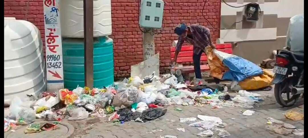 शाहबाद में जगह-जगह पर लगे गंदगी के ढेर