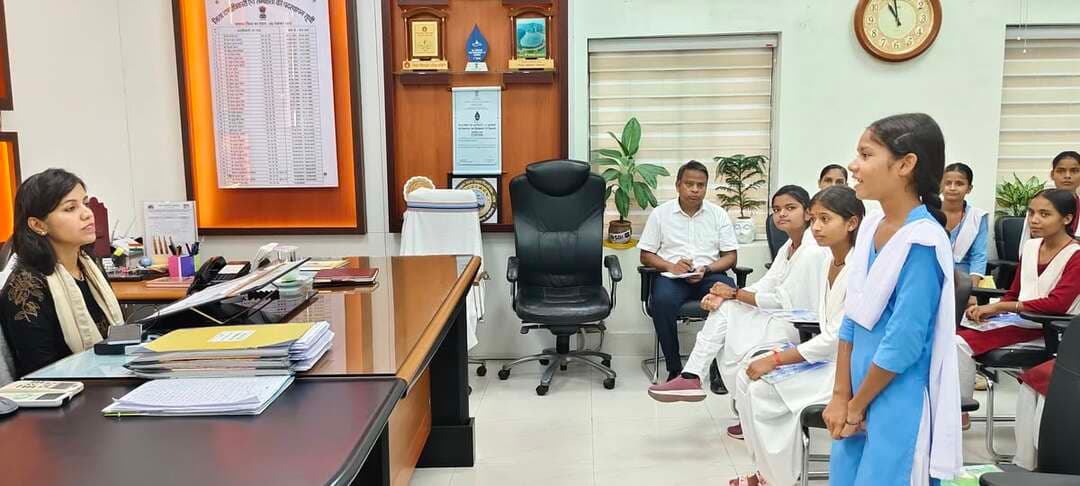 प्रेस विज्ञप्ति
स्थान : नालंदा
दिनांक : 22 अगस्त 2026
जिला जनसंपर्क कार्यालय, नालंदा
“बड़ा बदलाव लाने के लिए छोटी-छोटी आहुतियाँ देनी पड़ती हैं—आपकी आवाज ही बदलाव की पहली सीढ़ी है”: जिला पदाधिकारी
• ‘सहे नहीं, कहे’—अन्याय एवं उत्पीड़न के खिलाफ आवाज उठाएं।
• बाल विवाह और दहेज जैसी कुरीतियों के खिलाफ जागरूक बनें और दूसरों को भी जागरूक करें।
• बड़े बदलाव की शुरुआत छोटी-छोटी सकारात्मक पहलों से होती है।
• समस्या होने पर शिक्षक, अभिभावक, प्रशासन अथवा उपलब्ध सहायता तंत्र से संपर्क करें।
• अपने सपनों को लक्ष्य बनाकर शिक्षा, आत्मविश्वास और आत्मनिर्भरता के साथ आगे बढ़ें।
*बिहारशरीफ (नालंदा)*। ‘बेटी बचाओ बेटी पढ़ाओ’ योजना के अंतर्गत बालिका उच्च विद्यालय, सोहसराय की छात्राओं के साथ जिला पदाधिकारी, नालंदा श्रीमती उदिता सिंह ने संवाद कार्यक्रम आयोजित किया। संवाद के दौरान छात्राओं ने अपने सपनों, सामाजिक चुनौतियों, विद्यालय की समस्याओं तथा जिले के विकास को लेकर अपने विचार खुलकर साझा किए।
कार्यक्रम की शुरुआत छात्राओं से उनके भविष्य के सपनों और पसंदीदा करियर के बारे में बातचीत से हुई। छात्राओं ने पायलट, डॉक्टर, पुलिस अधिकारी, वकील, आईएएस, इंडियन आर्मी, शिक्षक, जज एवं सिविल सर्वेंट बनने की इच्छा व्यक्त की।
जिला पदाधिकारी ने छात्राओं को प्रोत्साहित करते हुए कहा कि अपने लक्ष्य को लेकर आत्मविश्वास बनाए रखें और शिक्षा को अपने सपनों की सबसे मजबूत नींव बनाएं।
*“जहां गलत हो रहा है, वहां आवाज उठाइए”*
संवाद के दौरान छात्राओं ने बाल विवाह और दहेज प्रथा जैसी सामाजिक कुरीतियों को लेकर अपनी चिंताएं साझा कीं। एक छात्रा ने भावुक होकर बताया कि ग्रामीण क्षेत्रों में कई बार लड़कियों की कम उम्र में शादी कर दी जाती है, जिससे उनके सपने अधूरे रह जाते हैं।
इस पर जिला पदाधिकारी ने कहा कि बाल विवाह सहित किसी भी सामाजिक कुरीति की जानकारी मिलने पर प्रशासन को अवश्य सूचित करें। प्रशासन कार्रवाई करता है, लेकिन कार्रवाई तभी संभव है जब लोग सामने आकर अपनी बात कहें। उन्होंने बताया कि बाल विवाह के मामलों में सबसे पहले काउंसलिंग के माध्यम से परिवार को जागरूक किया जाता है और आवश्यकता पड़ने पर नियमानुसार कार्रवाई की जाती है।
उन्होंने छात्राओं को प्रेरित करते हुए कहा—
“सहे नहीं, कहे। गलत को गलत कहने का साहस रखिए। कानून में प्रावधान हैं, लेकिन उनका लाभ तभी मिलेगा जब हम अपनी आवाज उठाएंगे।”
* समस्या समाधान के कई रास्ते खुले हैं*
एक छात्रा ने बताया कि कई बार अभिभावक बेटियों को चुप रहने की सलाह देते हैं और समस्या बताने पर उन्हें ही डांट पड़ती है। इस पर जिला पदाधिकारी ने कहा कि ऐसी स्थिति में छात्राएं अपनी शिक्षिका, प्रधानाध्यापिका अथवा भरोसेमंद व्यक्ति से बात करें तथा आवश्यकता पड़ने पर प्रशासन तक अपनी समस्या पहुंचाएं।
उन्होंने कहा कि बड़े बदलाव अचानक नहीं आते। छोटी-छोटी पहल और निरंतर प्रयास से ही बड़े लक्ष्य हासिल होते हैं। इसलिए किसी भी परिस्थिति में हताश या निराश नहीं होना है। धैर्य के साथ आगे बढ़ना है।
जिला पदाधिकारी ने कहा कि समाज में सकारात्मक परिवर्तन के लिए कभी-कभी व्यक्तिगत स्तर पर साहस दिखाना पड़ता है। “बड़े बदलाव के लिए छोटी-छोटी आहुति देनी पड़ती है। यदि हम गलत को देखकर चुप रहेंगे, तो गलत होता रहेगा; लेकिन आवाज उठाएंगे तो बदलाव जरूर आएगा।”
उन्होंने छात्राओं को विद्यार्थी सहयोग पोर्टल के माध्यम से अपनी समस्याएं एवं शिकायतें प्रशासन तक पहुंचाने के लिए भी प्रेरित किया।
जिला पदाधिकारी ने छात्राओं को प्रेरित करते हुए कहा कि बेटियों को अपने अधिकारों, कानूनों और उपलब्ध सहायता तंत्र की जानकारी होनी चाहिए। उन्होंने कहा कि महिला सशक्तिकरण का वास्तविक अर्थ केवल अवसर प्राप्त करना नहीं, बल्कि अपने अधिकारों के प्रति जागरूक होकर आवश्यकता पड़ने पर अपनी आवाज उठाना भी है।
उन्होंने छात्राओं से कहा कि वे अपने सपनों को छोटा न होने दें, निरंतर सीखें और आत्मनिर्भर बनने की दिशा में आगे बढ़ें। “आपकी आवाज आपकी ताकत है। आप बोलेंगी, तभी व्यवस्था आपके साथ खड़ी होकर समाधान तक पहुंचेगी।”
*छात्राओं ने रखीं विद्यालय एवं क्षेत्र की समस्याएं*
संवाद के दौरान छात्राओं ने विद्यालय तथा आसपास के क्षेत्रों की कई समस्याओं से जिला पदाधिकारी को अवगत कराया। इनमें प्रमुख रूप से—
विद्यालय में हिंदी, विज्ञान एवं आर्ट्स विषयों के शिक्षकों की कमी।
स्वच्छ पेयजल एवं अतिरिक्त कक्षाओं की आवश्यकता।
विद्यालय भवन का कई बार सुरक्षा बलों के आवासन के लिए उपयोग होने से शैक्षणिक गतिविधियों पर पड़ने वाला प्रभाव।
क्षेत्र के अब्राह्मपुर गांव में पेयजल की समस्या।
जिला पदाधिकारी ने छात्राओं की बातों को गंभीरता से सुना तथा संबंधित समस्याओं के समाधान के लिए आवश्यक कार्रवाई का आश्वासन दिया।
आईसीसीसी में छात्राओं ने समझी शहर की सुरक्षा व्यवस्था
संवाद कार्यक्रम के बाद छात्राओं को इंटीग्रेटेड कमांड एंड कंट्रोल सेंटर (ICCC) का एक्सपोजर विजिट कराया गया। नोडल पदाधिकारी ICCC श्री गुलरेज आलम ने छात्राओं को शहर की सुरक्षा एवं निगरानी व्यवस्था की जानकारी दी।
छात्राओं को शहर में लगाए गए 491 कैमरों, 15 प्रमुख क्षेत्रों में स्थापित पब्लिक एड्रेस सिस्टम तथा 10 प्रमुख स्थानों पर लगाए गए इमरजेंसी कॉल बॉक्स की कार्यप्रणाली समझाई गई। छात्राओं को बताया गया कि आपात स्थिति में हेल्प बटन के माध्यम से तत्काल पुलिस सहायता प्राप्त की जा सकती है।
वन स्टॉप सेंटर में बाल विवाह, दहेज एवं घरेलू हिंसा की दी गई जानकारी
इसके बाद छात्राओं ने वन स्टॉप सेंटर का भ्रमण किया। नोडल पदाधिकारी, महिला एवं बाल विकास निगम सह जिला प्रोग्राम पदाधिकारी श्रीमती अर्चना कुमारी ने छात्राओं को वन स्टॉप सेंटर की कार्यप्रणाली एवं यहां उपलब्ध सहायता सेवाओं की जानकारी दी।
छात्राओं को बाल विवाह, दहेज प्रथा एवं घरेलू हिंसा के कानूनी पहलुओं से अवगत कराया गया। साथ ही संकट की स्थिति में महिलाओं एवं बालिकाओं को उपलब्ध संरक्षण, परामर्श एवं अन्य निःशुल्क सेवाओं की जानकारी दी गई। छात्राओं से खुलकर बातचीत करते हुए उन्हें किसी भी प्रकार की छेड़खानी, उत्पीड़न अथवा असुरक्षा की स्थिति में चुप न रहने तथा तुरंत किसी विश्वसनीय व्यक्ति अथवा संबंधित संस्था को जानकारी देने के लिए प्रेरित किया गया।
प्रशासन का स्पष्ट संदेश—बेटियों के सपनों और सुरक्षा के साथ खड़ा है जिला प्रशासन
कार्यक्रम में जिला प्रोग्राम पदाधिकारी (ICDS), जिला मिशन समन्वयक, मनो-सामाजिक परामर्शदाता, विद्यालय की शिक्षिकाएं एवं छात्राएं सहित संबंधित पदाधिकारी उपस्थित थे।
Samrat Choudhary
CMO Bihar
Information & Public Relations Department, Government of Bihar
Bihar Education Department
ICDS Directorate Bihar