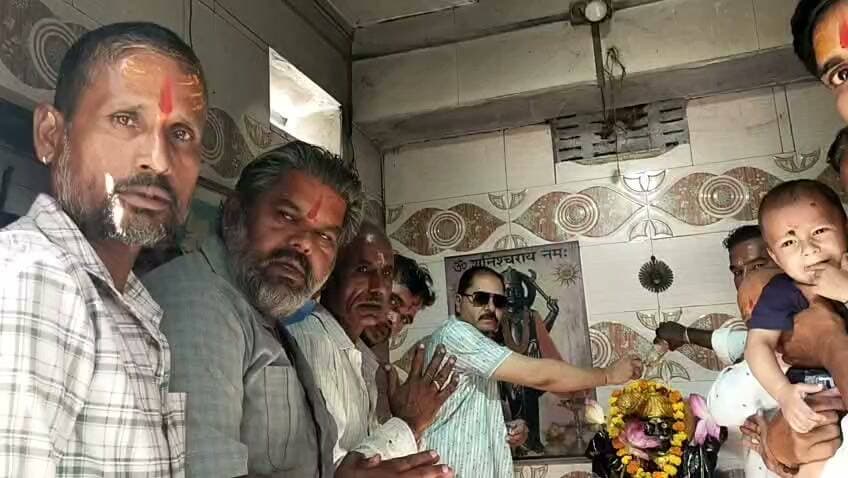 शाहपुरा में श्रावण के आखरी शनिवार को शनिदेव के 51 किलो खीर का भोग लगाया गया
शाहपुरा (भीलवाड़ा)-राजेन्द्र खटीक।
शाहपुरा/-पीवणिया तालाब स्थित शनि देव मंदिर में श्रावण मास के आखरी शनिवार को शनि देव की पूजा-अर्चन कर विशेष झांकी सजाई गई। श्रद्धालुओं द्वारा पंडित सुनील कुमार भट्ट के सानिध्य में मंत्रोचार के द्वारा शनि प्रतिमा पर तेल से अभिषेक किया गया। पंडित भट्ट ने श्रावण मास के शनिवार को शनि देव का पूजन करने से भगवान शिव की विशेष कृपा प्राप्त होती है एवं शनि जन्म कष्ट समाप्त होते हे।इस दिन शनि देव की आराधना करने से जीवन के संकट दूर होते हैं सुख समृद्धि की प्राप्ति होती है। मंदिर को विशेष रूप से सजाया गया पुजारी जगदीश ने महा आरती कर 51 किलो खीर का भोग लगया। महिला मंडल की महिलाओं द्वारा भजनों की प्रस्तुतियां दी गई और शहर के गणमान्य नागरिक सीताराम बाबा,धनराज खटीक (चन्देरिया),दक्ष खटीक, मोनू धाभाई, रवि बोहरा, धर्मचंद लड्ढा, प्रदीप शर्मा, विशाल शर्मा, सक्षम जोशी, वृद्धि चंद सोनी, लक्ष्मी नारायण, गजराज खटीक, मनीष शर्मा, सत्यनारायण खटीक, सौरभ जोशी आदि श्रद्धालु मंदिर प्रांगण में उपस्थित रहे और प्रसाद का वितरण किया गया।