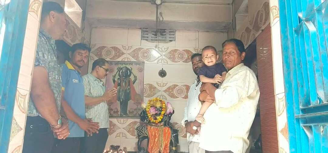 शाहपुरा में श्रावण के आखरी शनिवार को शनिदेव के 51 किलो खीर का भोग लगाया गया
शाहपुरा (भीलवाड़ा)-राजेन्द्र खटीक।
शाहपुरा/-पीवणिया तालाब स्थित शनि देव मंदिर में श्रावण मास के आखरी शनिवार को शनि देव की पूजा-अर्चन कर विशेष झांकी सजाई गई। श्रद्धालुओं द्वारा पंडित सुनील कुमार भट्ट के सानिध्य में मंत्रोचार के द्वारा शनि प्रतिमा पर तेल से अभिषेक किया गया। पंडित भट्ट ने श्रावण मास के शनिवार को शनि देव का पूजन करने से भगवान शिव की विशेष कृपा प्राप्त होती है एवं शनि जन्म कष्ट समाप्त होते हे।इस दिन शनि देव की आराधना करने से जीवन के संकट दूर होते हैं सुख समृद्धि की प्राप्ति होती है। मंदिर को विशेष रूप से सजाया गया पुजारी जगदीश ने महा आरती कर 51 किलो खीर का भोग लगया। महिला मंडल की महिलाओं द्वारा भजनों की प्रस्तुतियां दी गई और शहर के गणमान्य नागरिक सीताराम बाबा,धनराज खटीक (चन्देरिया),दक्ष खटीक, मोनू धाभाई, रवि बोहरा, धर्मचंद लड्ढा, प्रदीप शर्मा, विशाल शर्मा, सक्षम जोशी, वृद्धि चंद सोनी, लक्ष्मी नारायण, गजराज खटीक, मनीष शर्मा, सत्यनारायण खटीक, सौरभ जोशी आदि श्रद्धालु मंदिर प्रांगण में उपस्थित रहे और प्रसाद का वितरण किया गया।