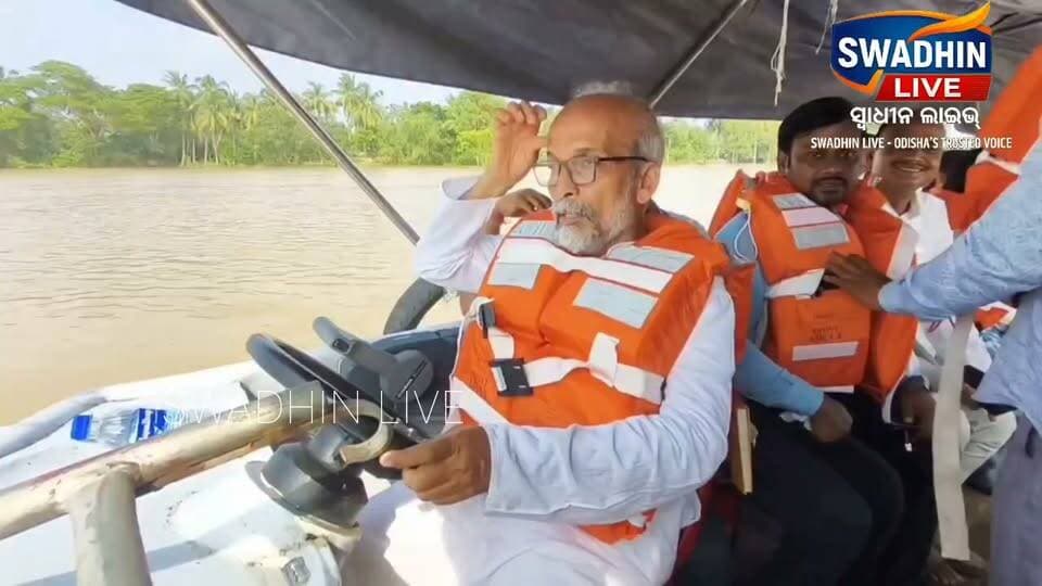 -ସାଂସଦ ଚଲାଇଲେ ବୋଟ୍
ବନ୍ୟାଞ୍ଚଳ ଗସ୍ତ କରିଛନ୍ତି ବିଜେପି ସାଂସଦ ପ୍ରତାପ ଷଡ଼ଙ୍ଗୀ। ଏହି ଅବସରରେ ସାଂସଦ ବୋଟ୍ ଚଲାଇଥିଲେ। ବାଲିଆପାଳ ବ୍ଲକ ରେ ବନ୍ୟା ଅଂଚଳ ଗସ୍ତ ସମୟ ରେ ଏମିତି କିଛି ଦୃଶ୍ୟ ଦେଖିବାକୁ ମିଳିଛି