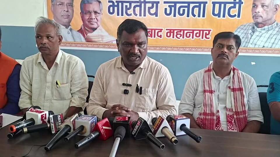 धनबाद भाजपा महानगर कार्यालय में झारखंड प्रदेश के महामंत्री अमर कुमार बाउरी ने वर्तमान झारखंड सरकार की स्थिति को लेकर किया प्रेसवार्ता देखिए 99 न्यूज पर लाइव
#Dhanbad
#bjpjharkhand
#bjp4
#bjym
#jharkhand
#poltics
#jmm
#congress
#ajsu
#jlkm
#rjd
#jdu
#मासस
#aap
#cmjharkhand
#alljharkhandparty
