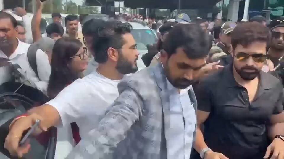 बॉलीवुड अभिनेता इमरान हाशमी रांची पहुँचे ,एक निजी कार्यक्रम में शामिल होने के लिए रांची पहुँचे इमरान हासमी,एयरपोर्ट पर प्रशंसकों की भारी भीड़ ,कड़ी सुरक्षा के बीच एयरपोर्ट से रवाना हुए इमरान हाशमी