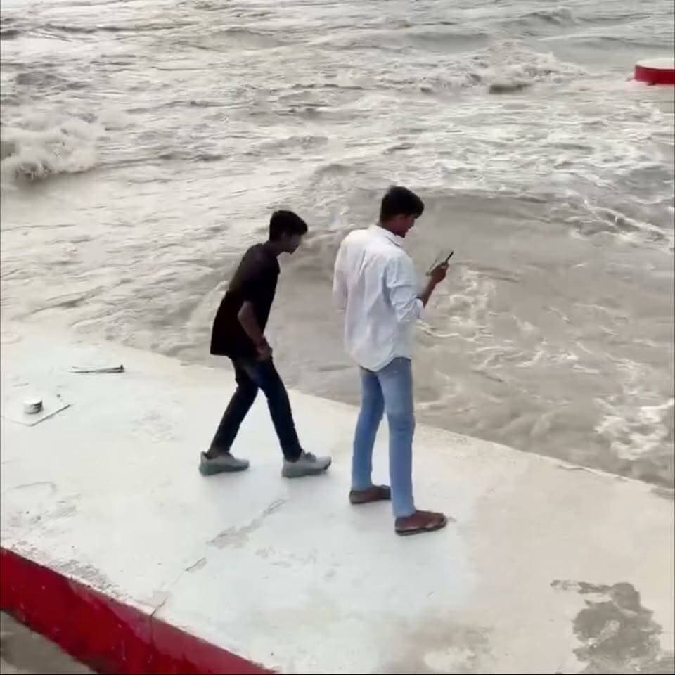 एक बार फिर रील बनाने के लिए कोशी बैराज के पाया पर चढ़ा दो युवक, वीडियो वायरल
आपको बता दूँ की आज से सात दिन पहले एक लड़का रील बनाने के दौरान, पानी में गिरने से लापता हो गया था, जो आजतक नहीं मिला, स्थानीय प्रशासन को इस पर संज्ञान लेना चाहिए।
#bihar #viral video #viralpost